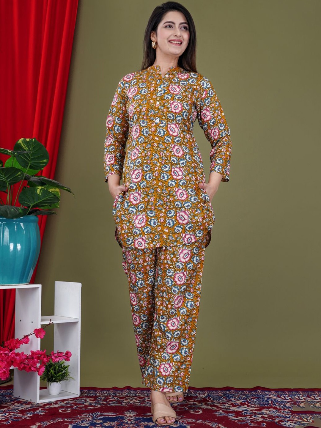 

GUDWEARS Floral Printed Mandarin Collar Straight Kurti With Trousers, Gold