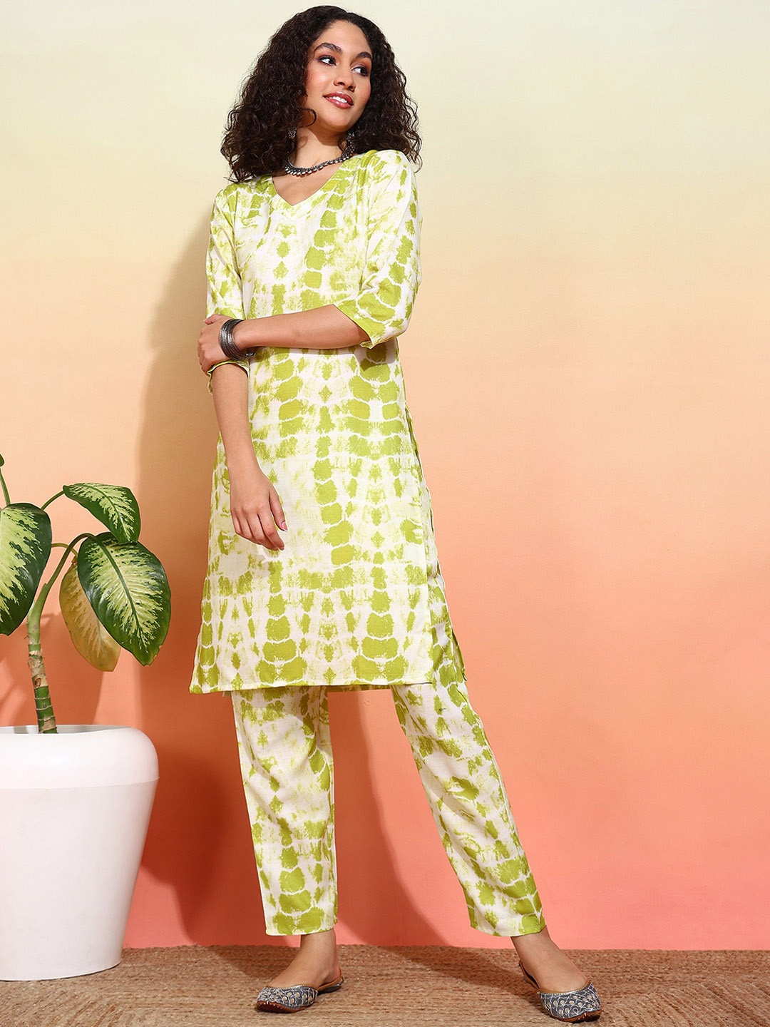 

V TRADITION Abstract Dyed Regular Pure Cotton Kurta With Trousers, Green