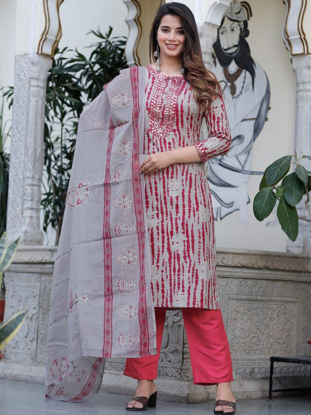 

VYKOO Tie & Dye Mirror Work Straight Kurta with Trousers & Dupatta, Red