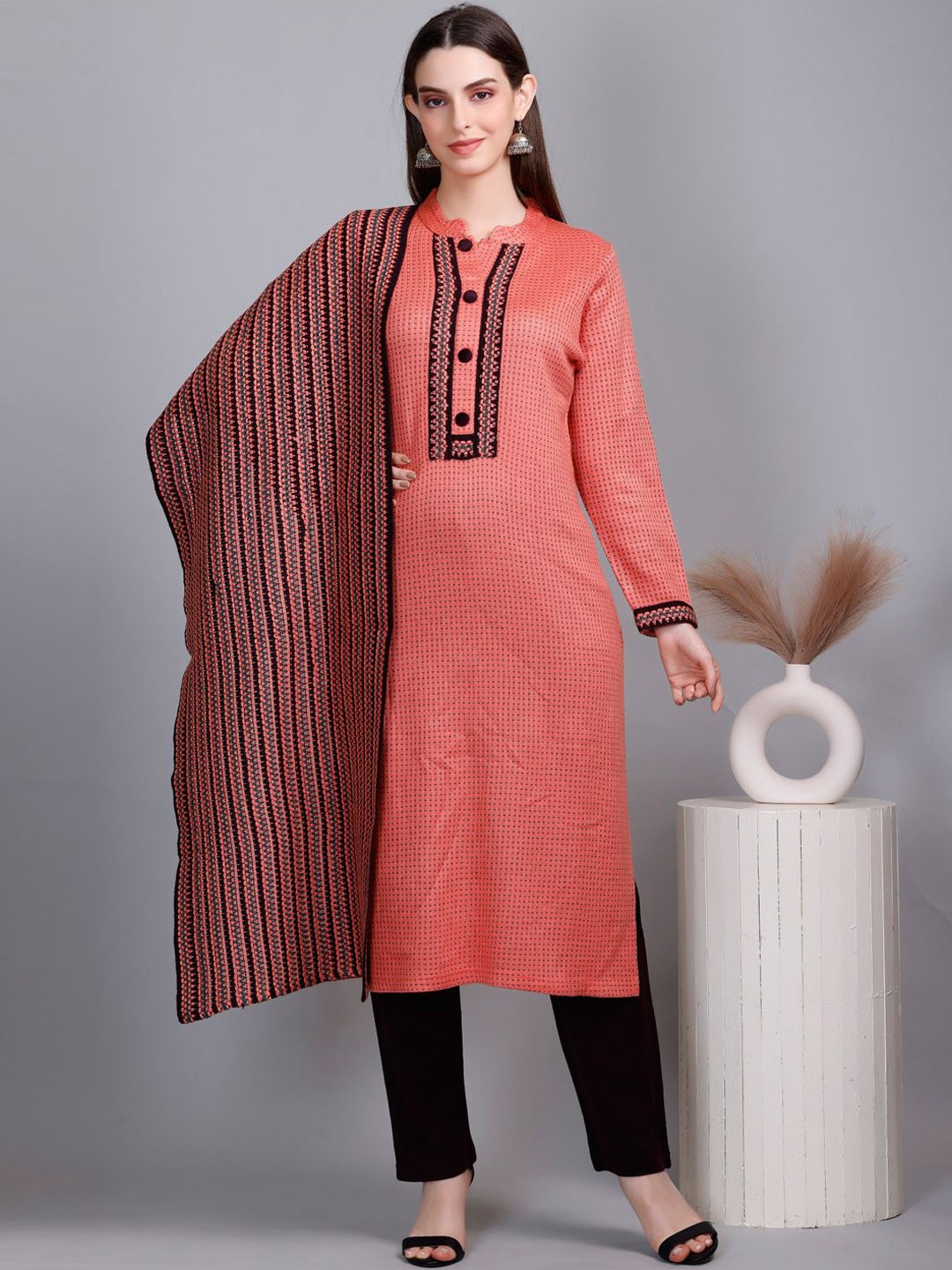 

Promount Ethnic Motifs Embroidered Thread Work Straight Kurta with Trousers, Peach