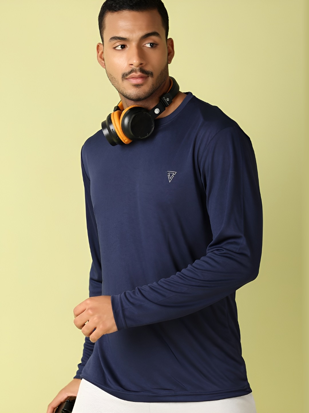

V-Mart Men Solid Round Neck T-shirt, Navy blue