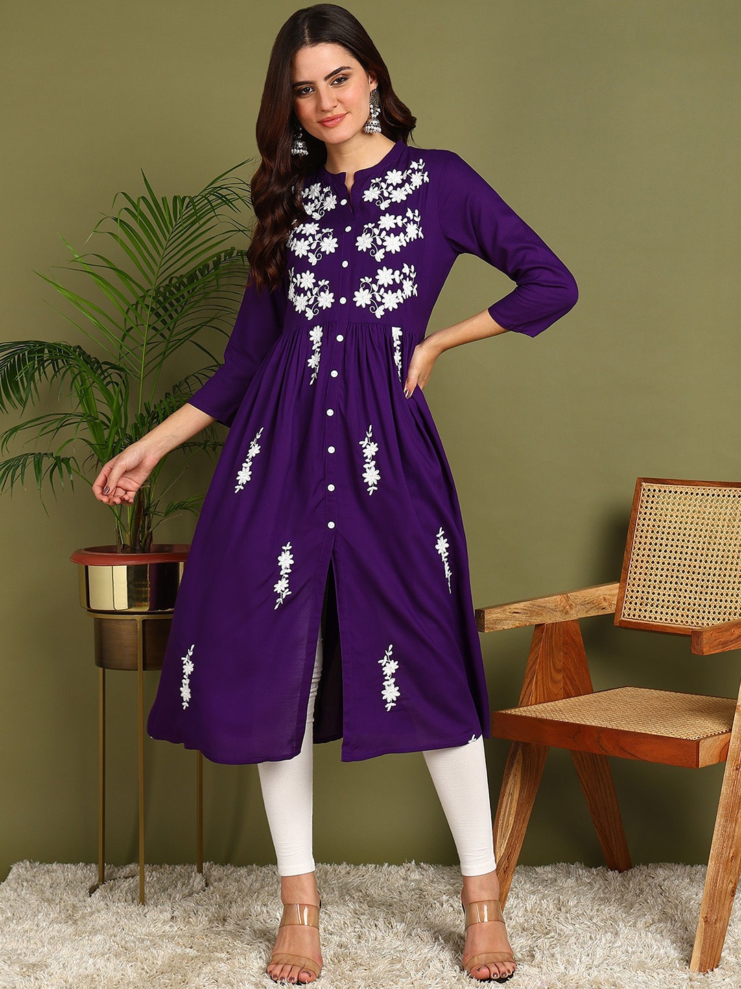 

Kapad Dwar Floral Embroidered Mandarin Collar Thread Work Viscose Rayon Straight Kurta, Violet