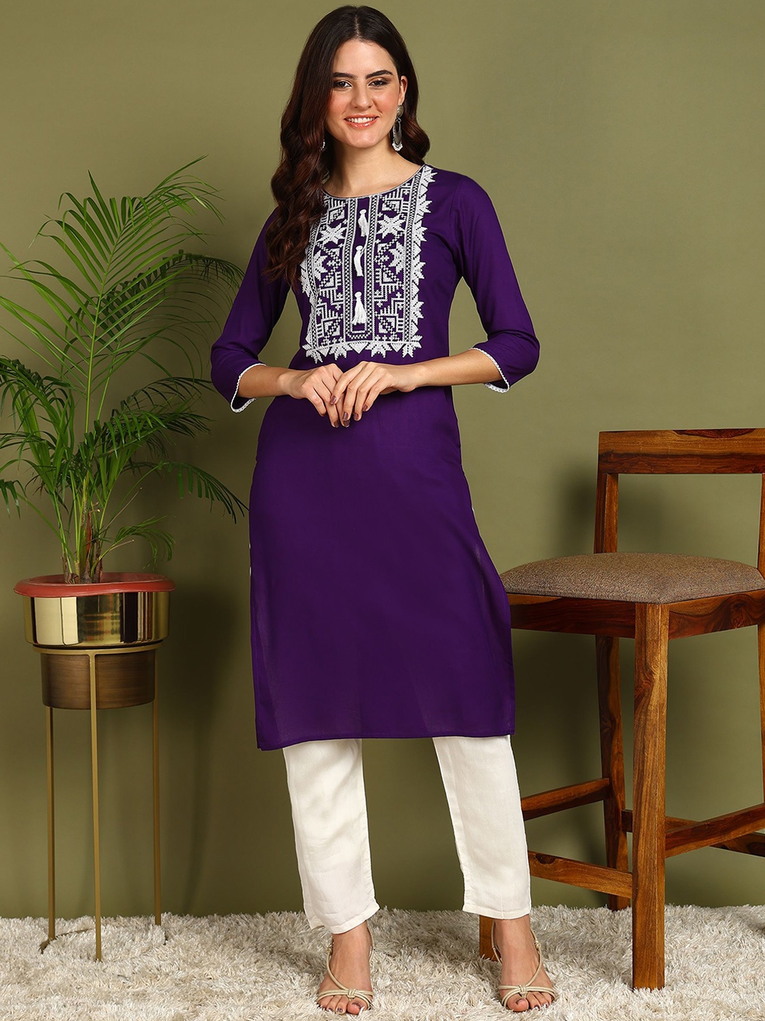 

Kapad Dwar Geometric Embroidered Round Neck Straight Kurta, Violet