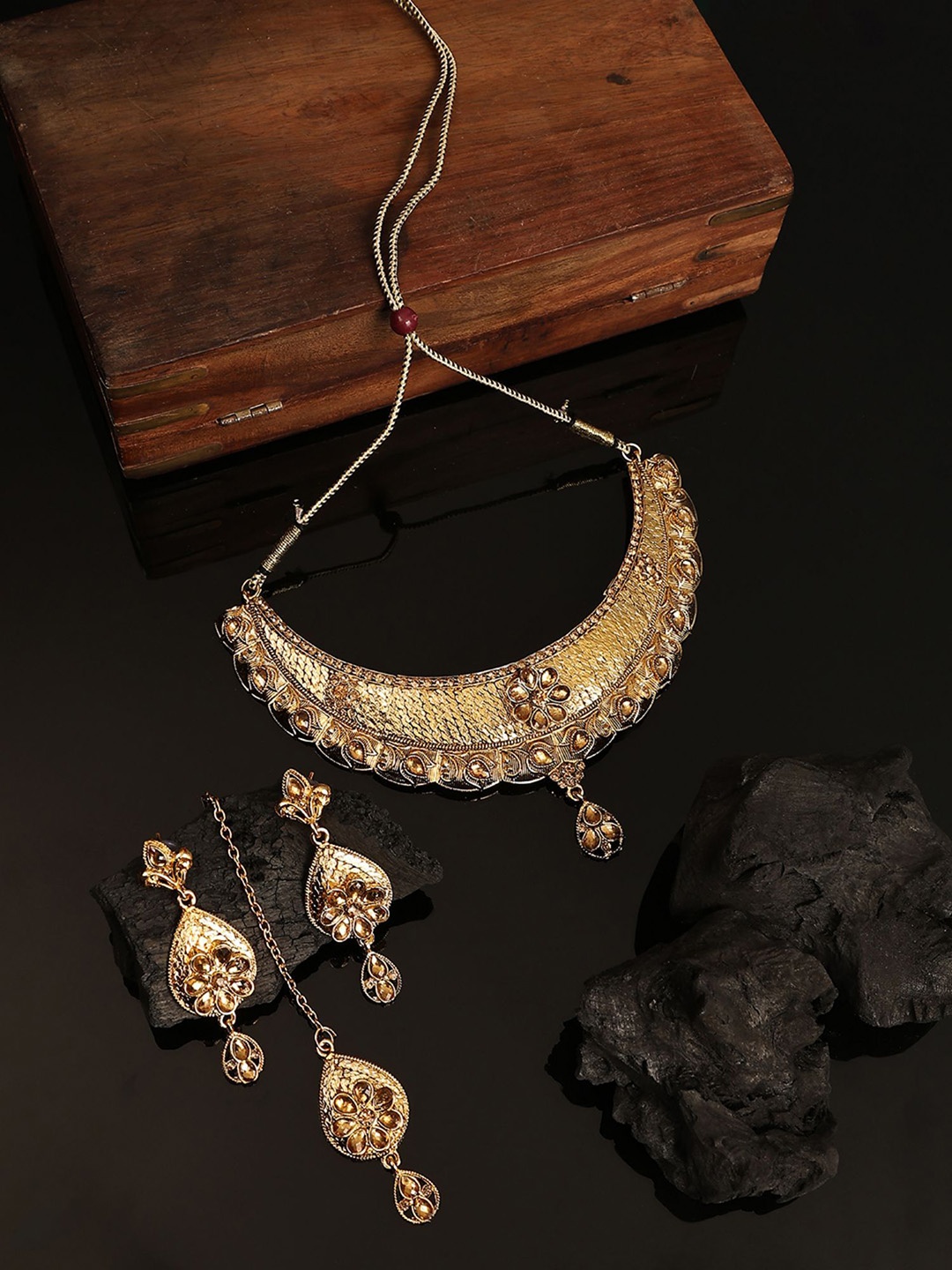 

ANIKAS CREATION Gold-Plated Stone-Studded Necklace & Earrings With Maang Tika