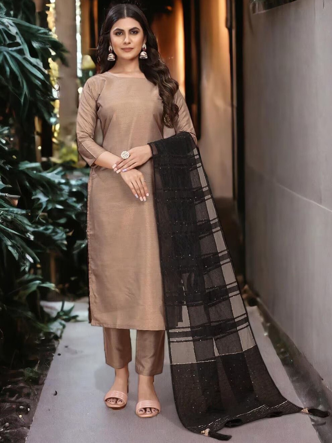 

HETVI CREATION Straight Kurta with Trousers & Dupatta, Beige
