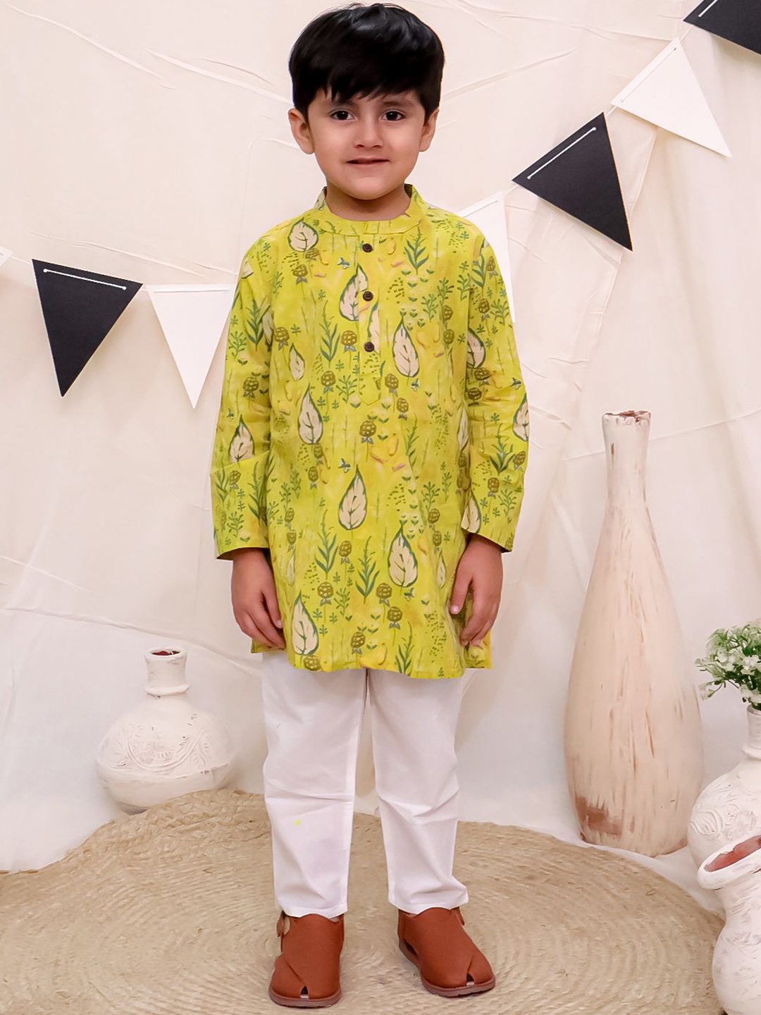 

Ka-mee Boys Floral Printed Pure Cotton Kurta with Pyjama, Green