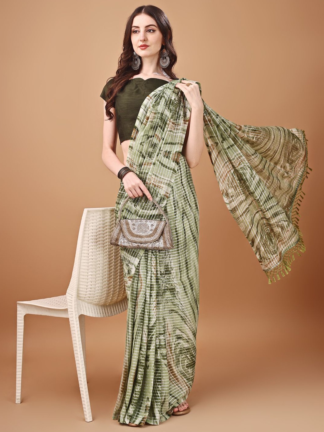

KALINI Abstract Printed Saree With Blouse Piece, Green