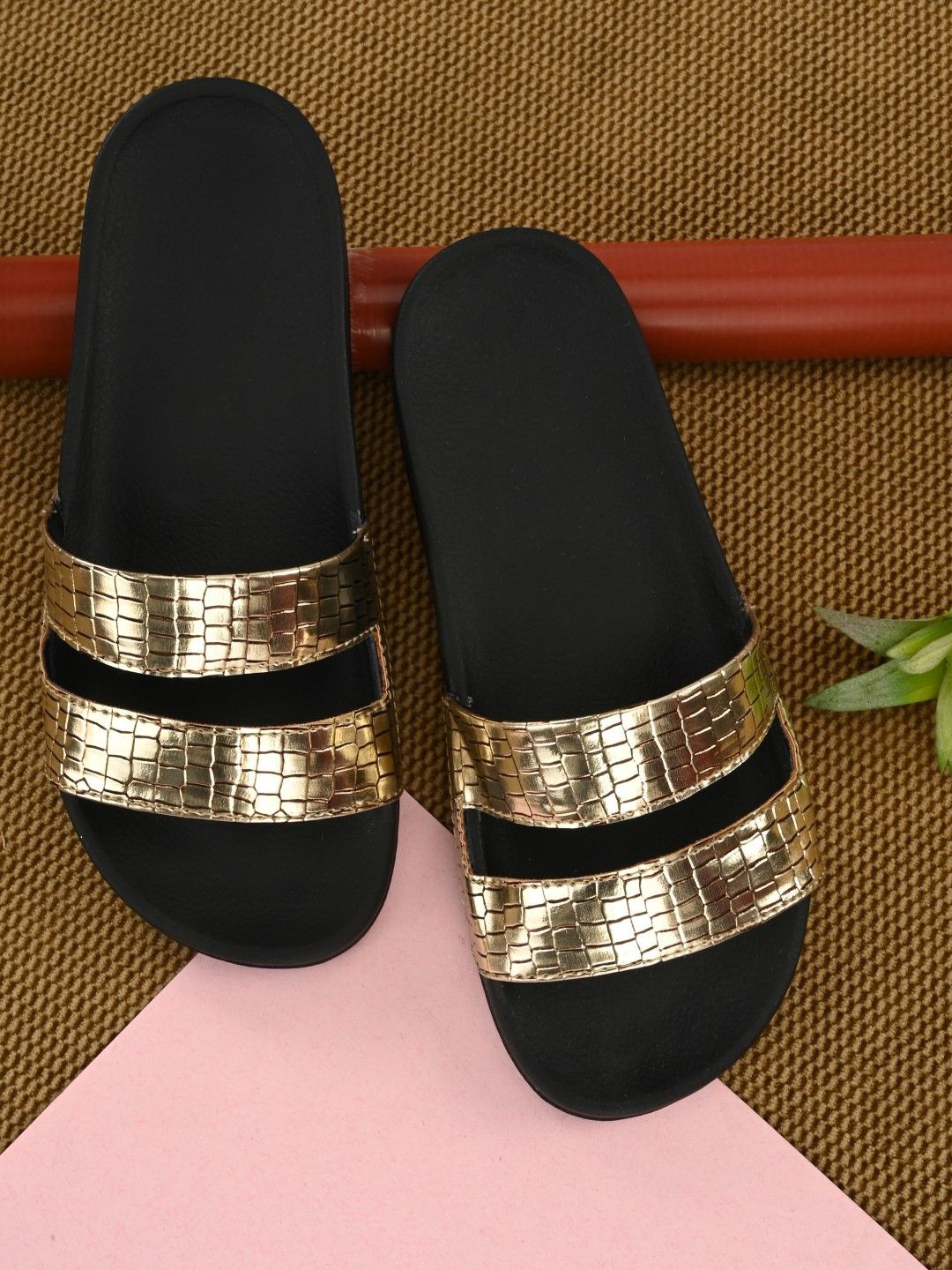 

BUCIK Women Textured Sliders, Gold