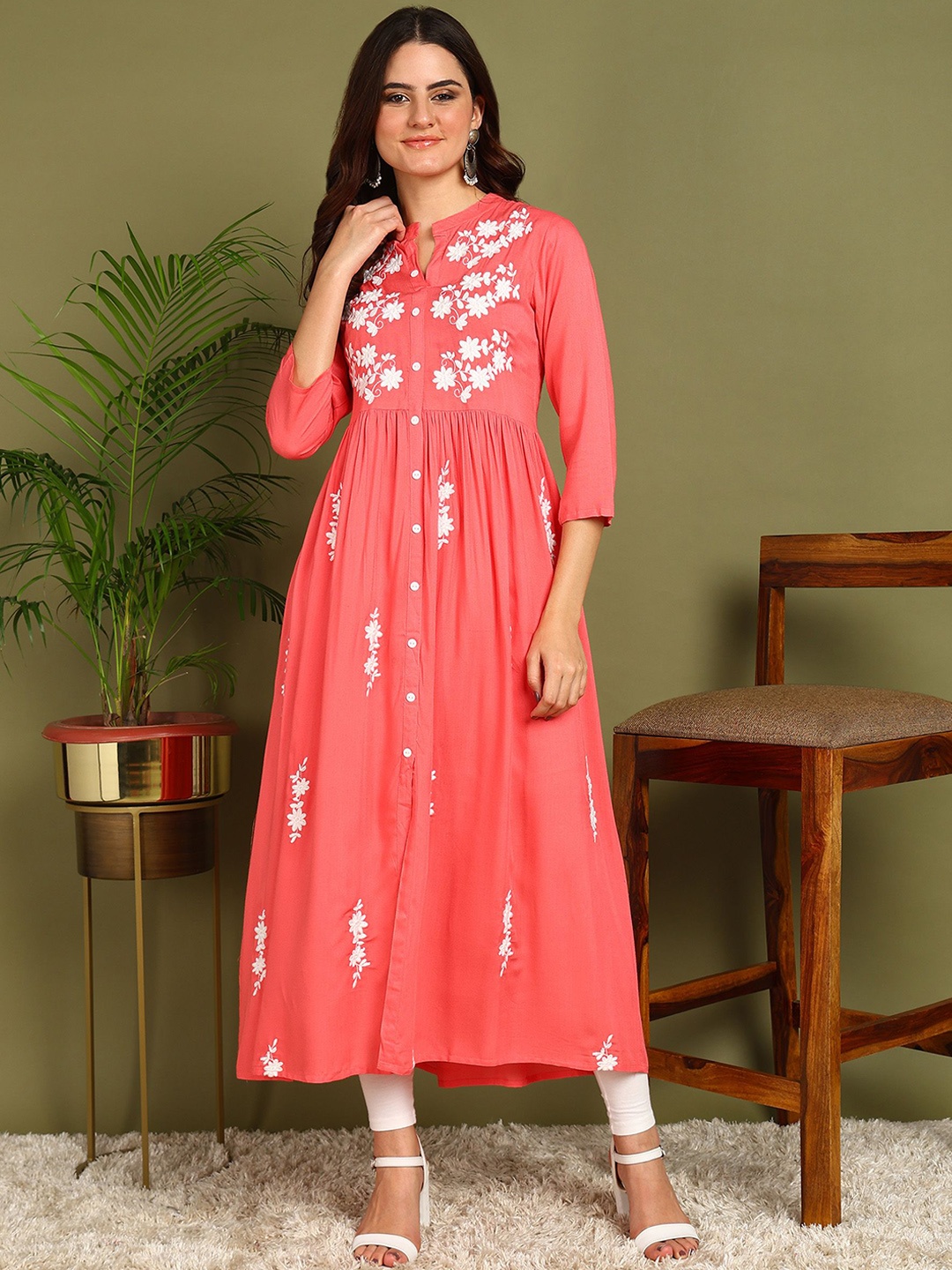 

Kapad Dwar Floral Embroidered Three-Quarter Sleeves Thread Work Viscose Rayon Kurta, Peach