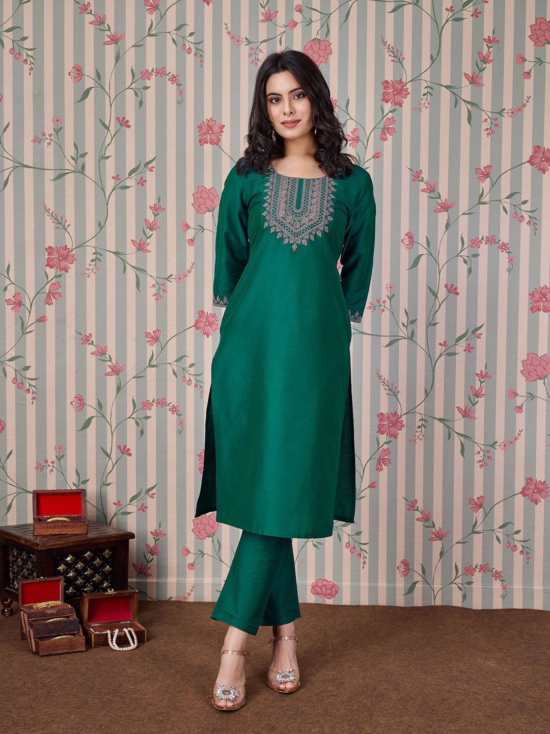 

Ode by House of Pataudi Women Embroidered Straight Kurta, Green