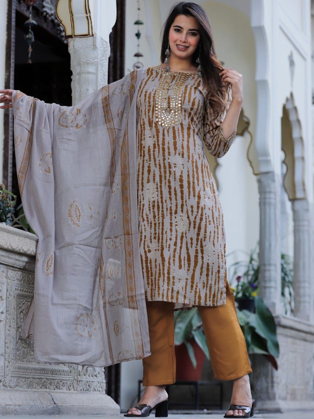 

VYKOO Tie & Dye Mirror Work Straight Kurta with Trousers & Dupatta, Brown