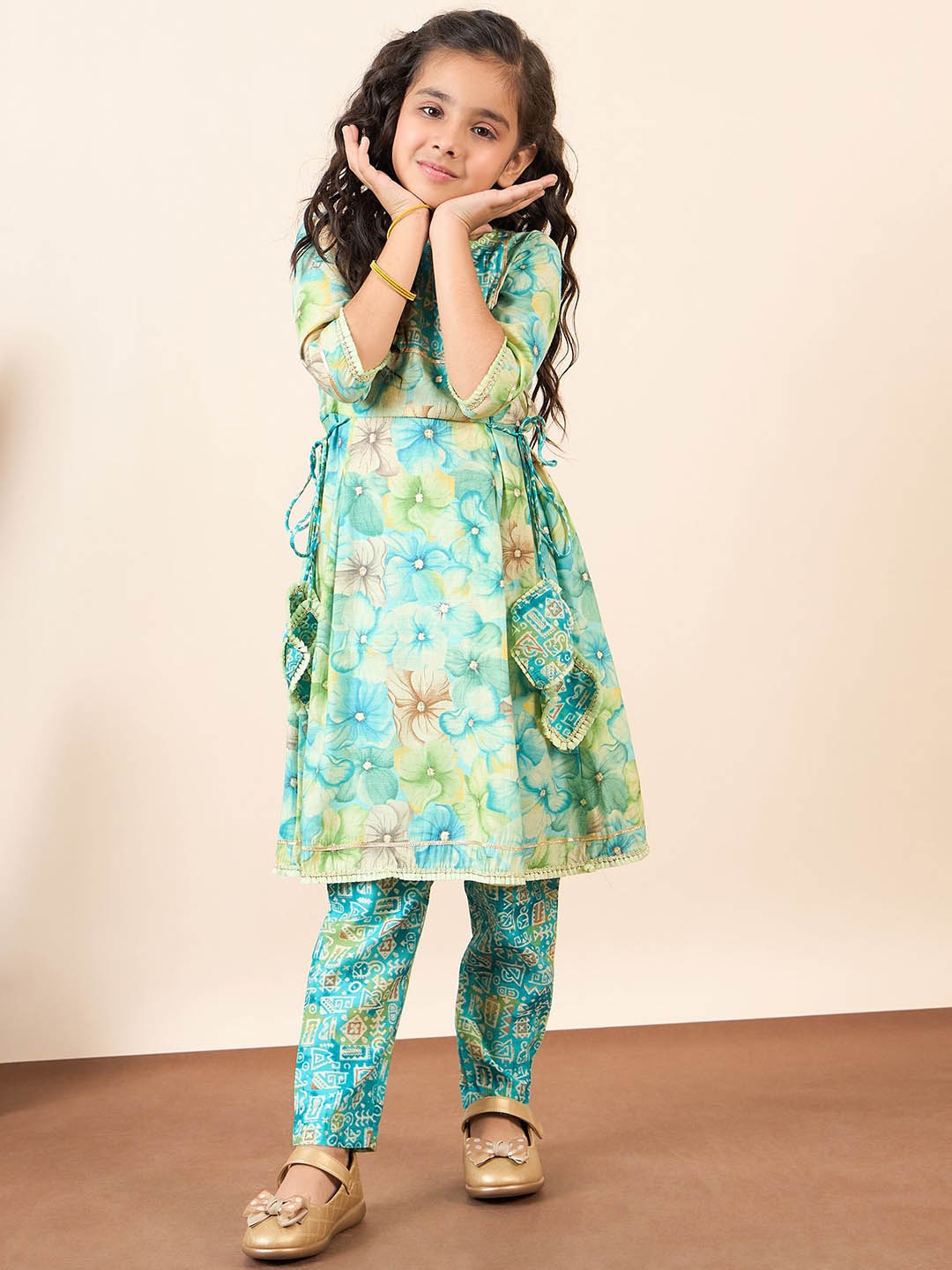 

Stylo Bug Girls Floral Printed Panelled Gotta Patti Kurta With Trousers, Green