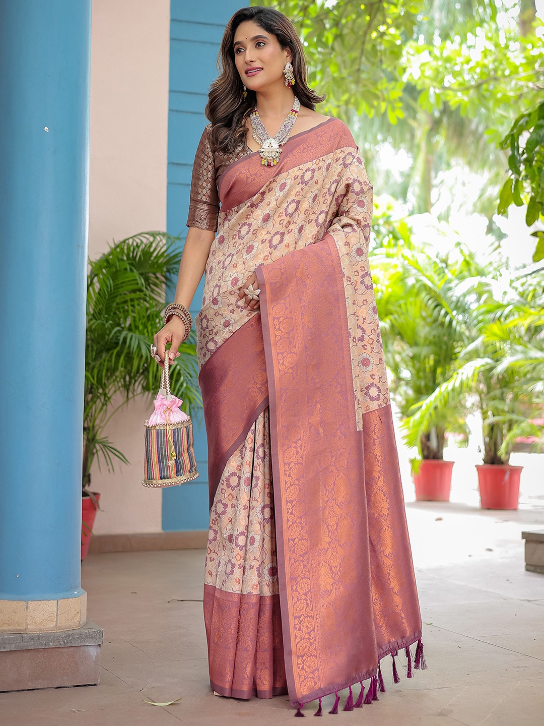 

Anouk Floral Woven Zari Kanjeevaram Saree, Beige