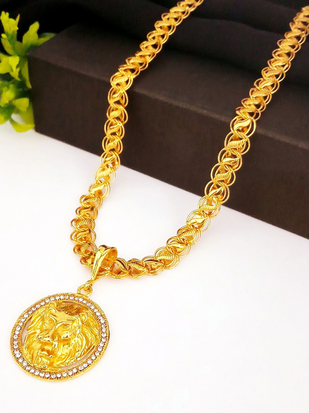 

Minprice Men Gold-Plated Circular Pendant With Chain
