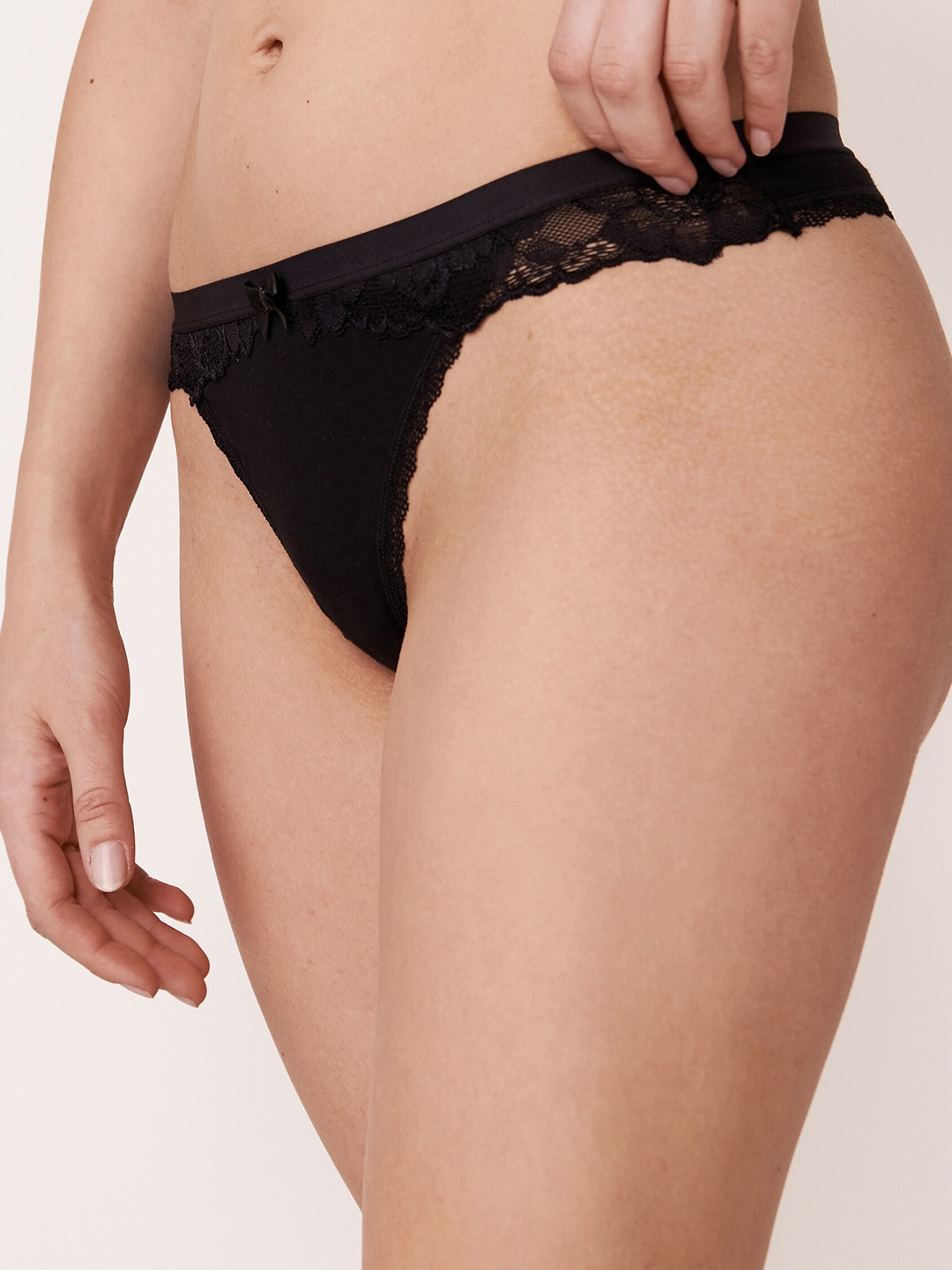 

La Vie en Rose Women Black Solid Anti-Microbial Cotton Thong Briefs