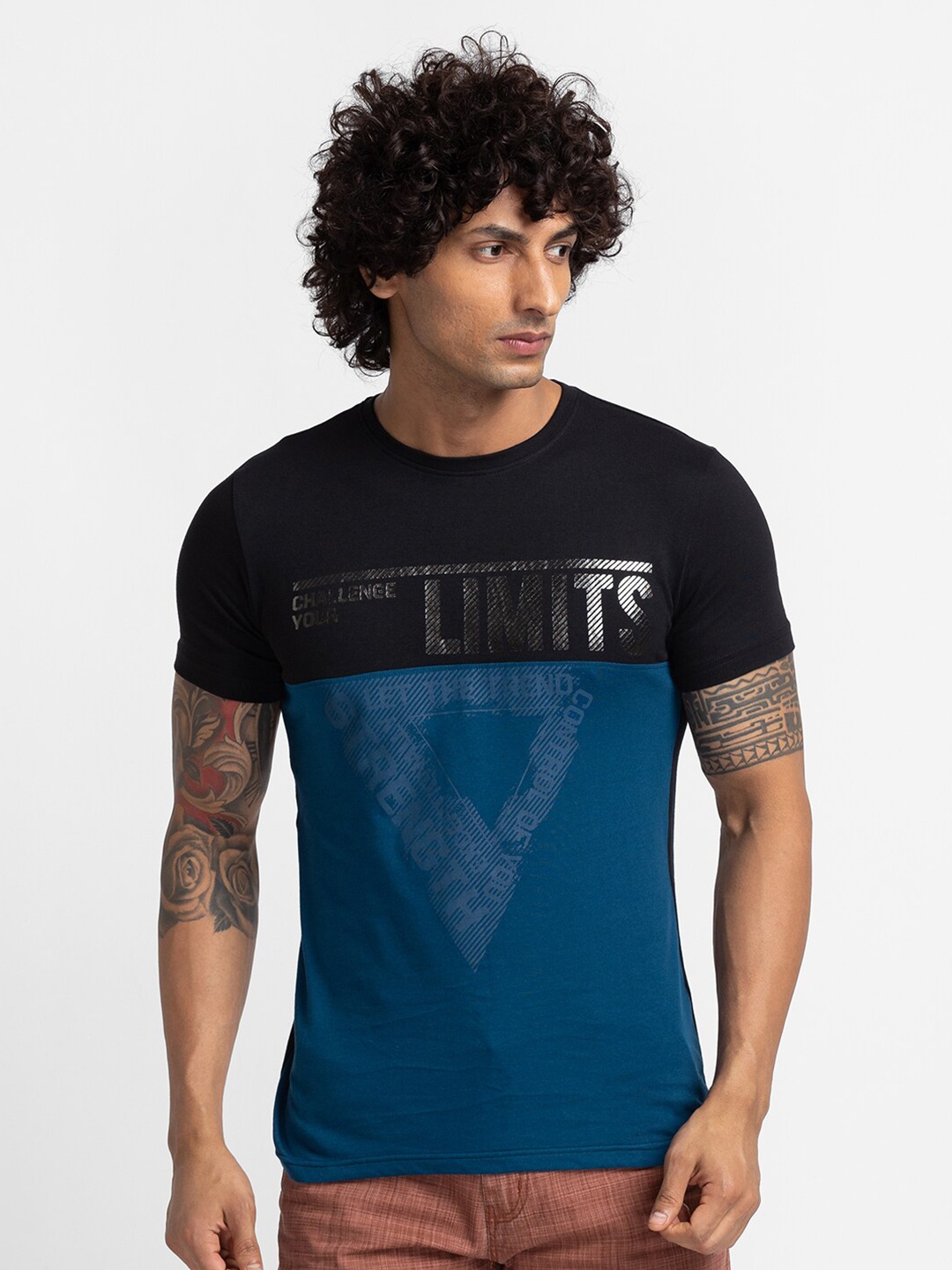 

Globus Men Teal Colourblocked Raw Edge T-shirt