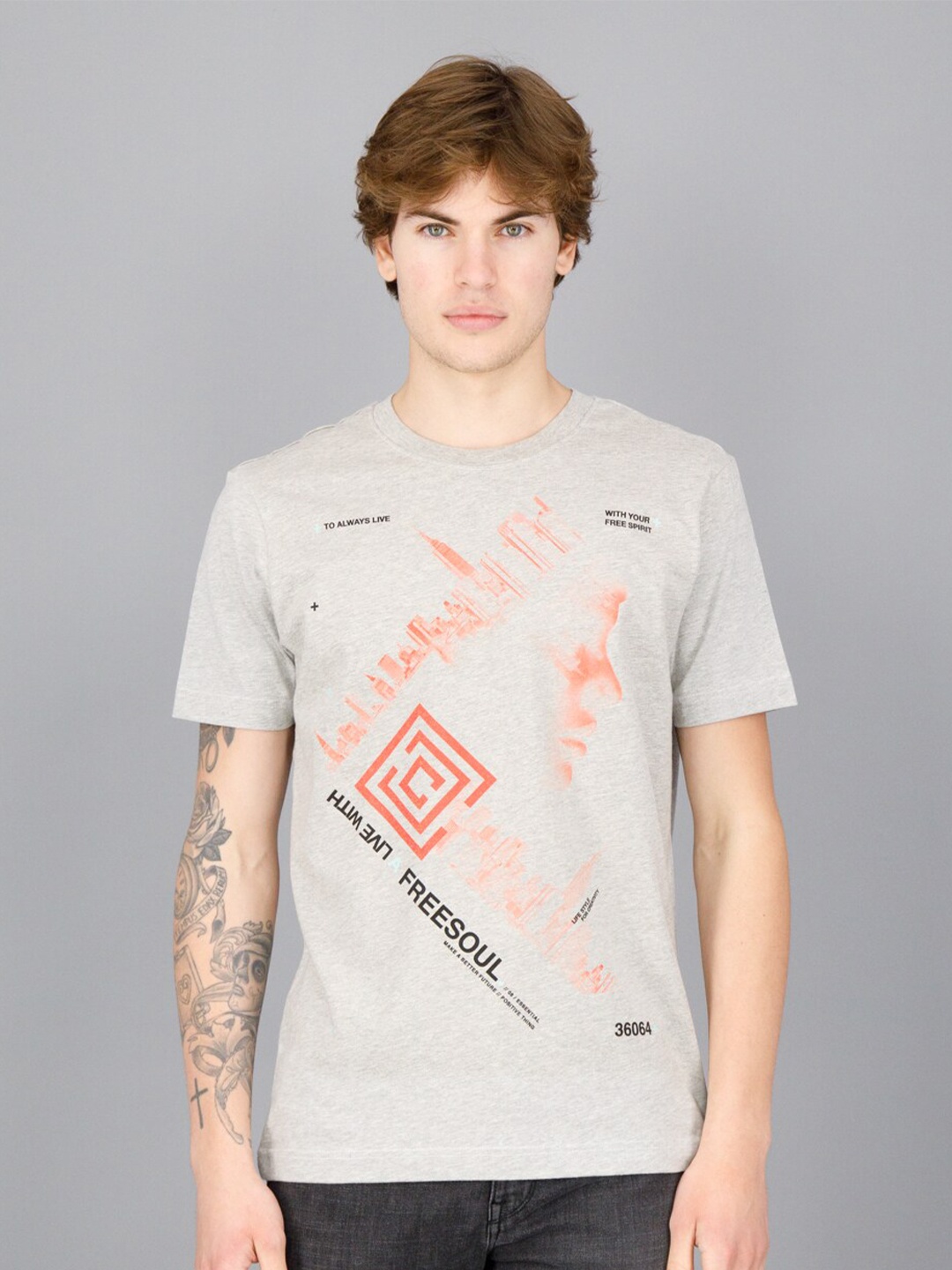 

FREESOUL Men Grey Typography Printed Applique T-shirt