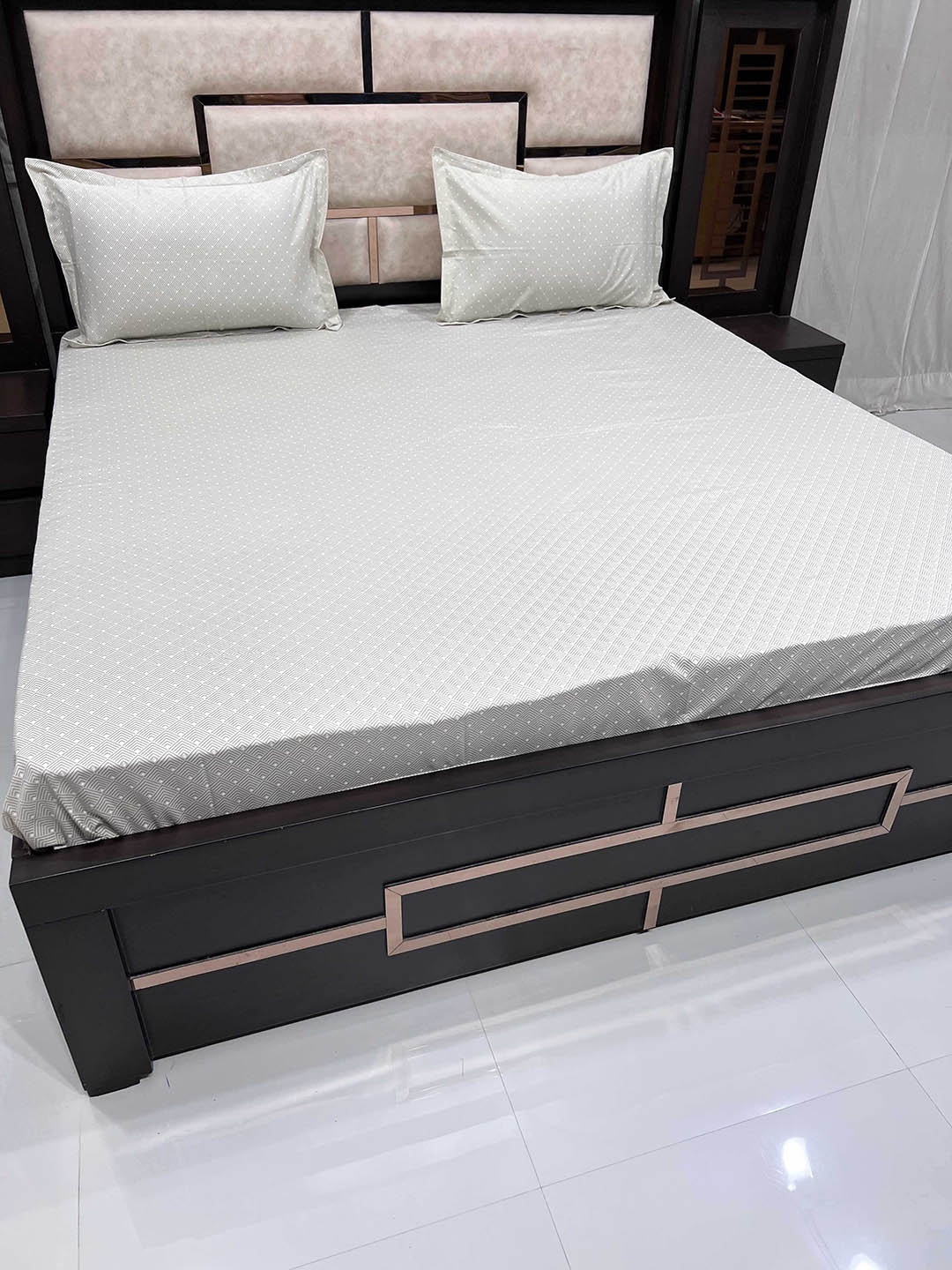 

Pure Decor Green & White Geometric 400 TC King Bedsheet with 2 Pillow Covers