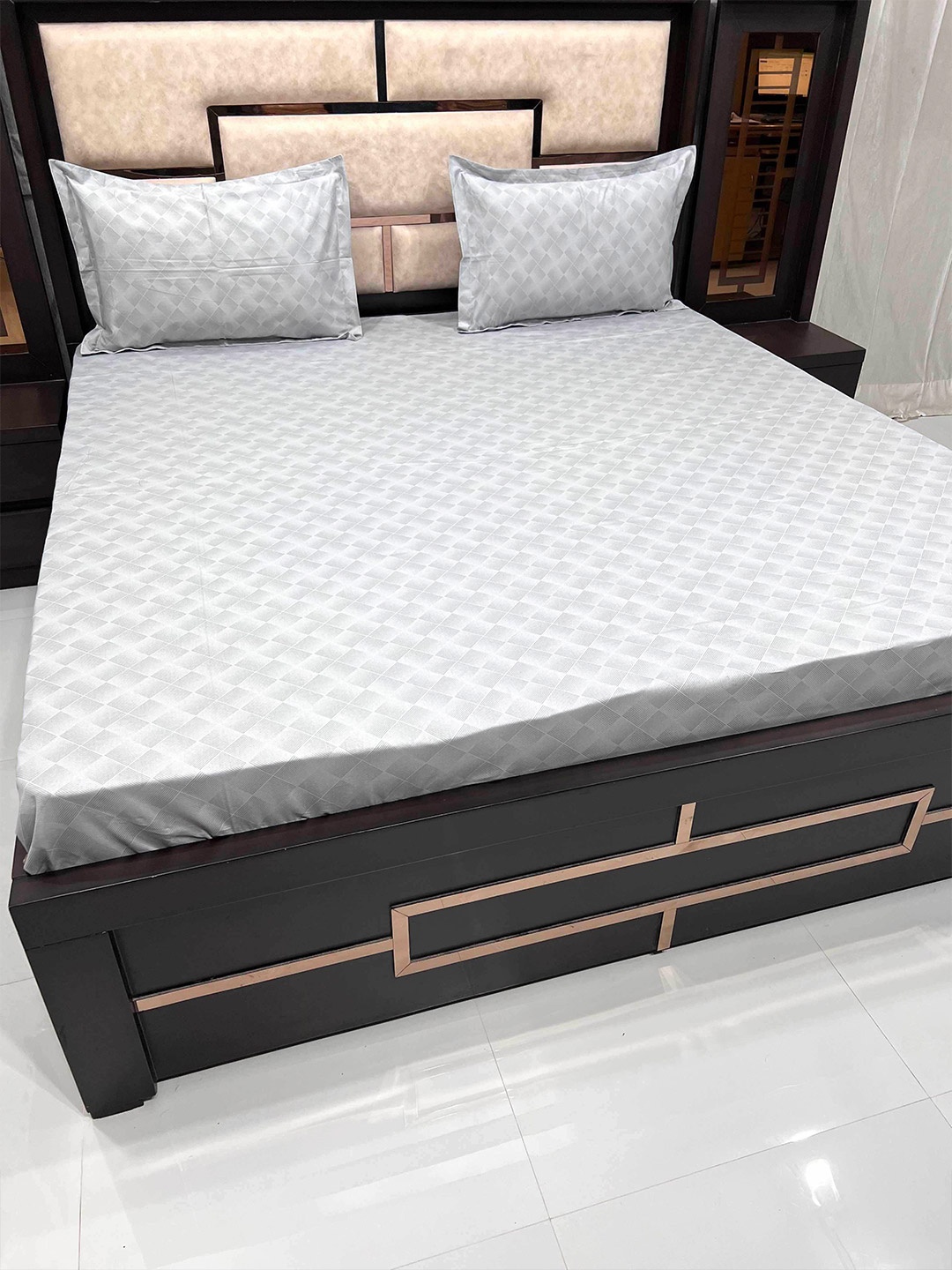 

Pure Decor Grey & White Geometric 400 TC King Bedsheet with 2 Pillow Covers