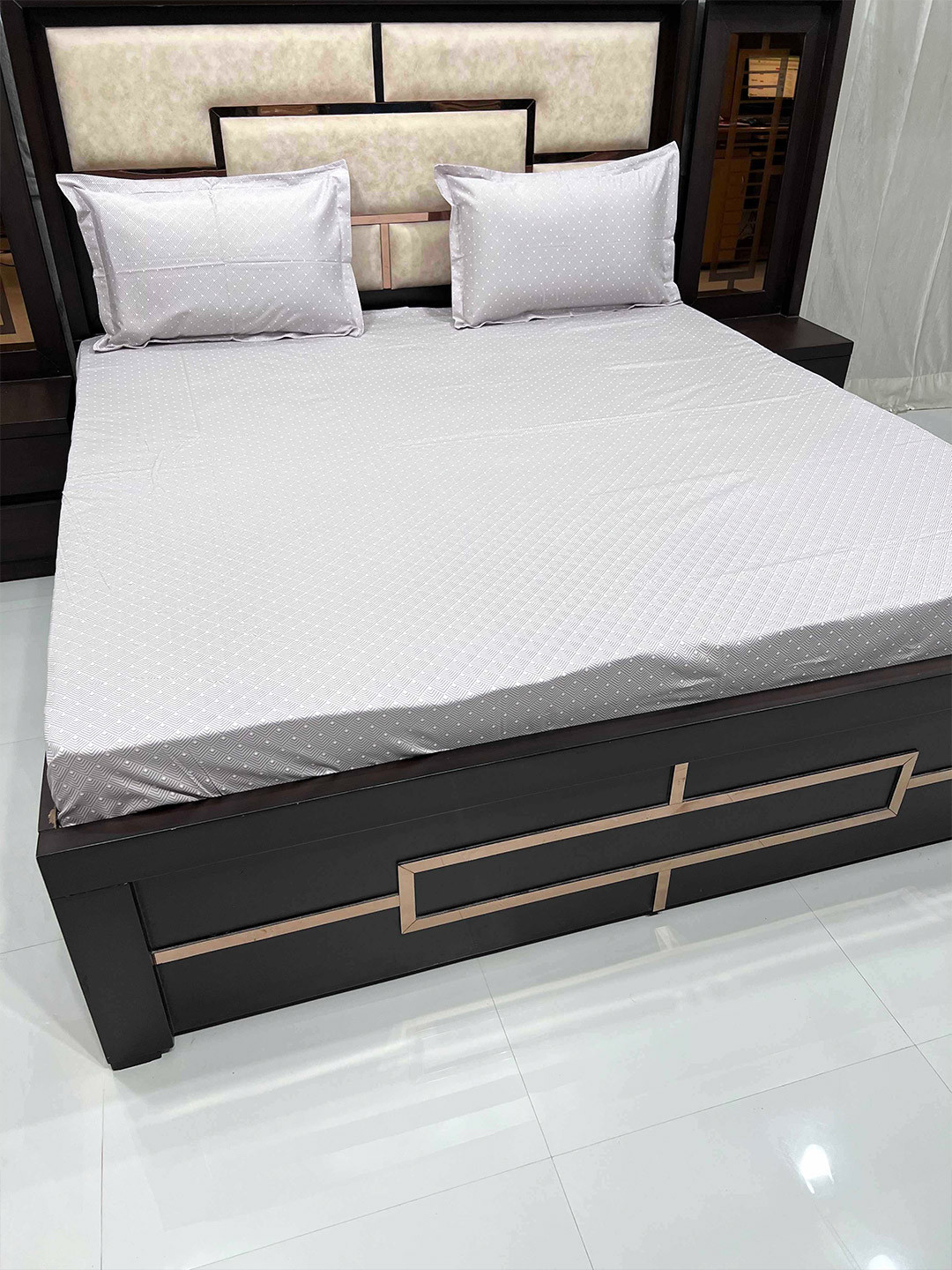 

Pure Decor Purple & White Geometric 400 TC King Bedsheet with 2 Pillow Covers