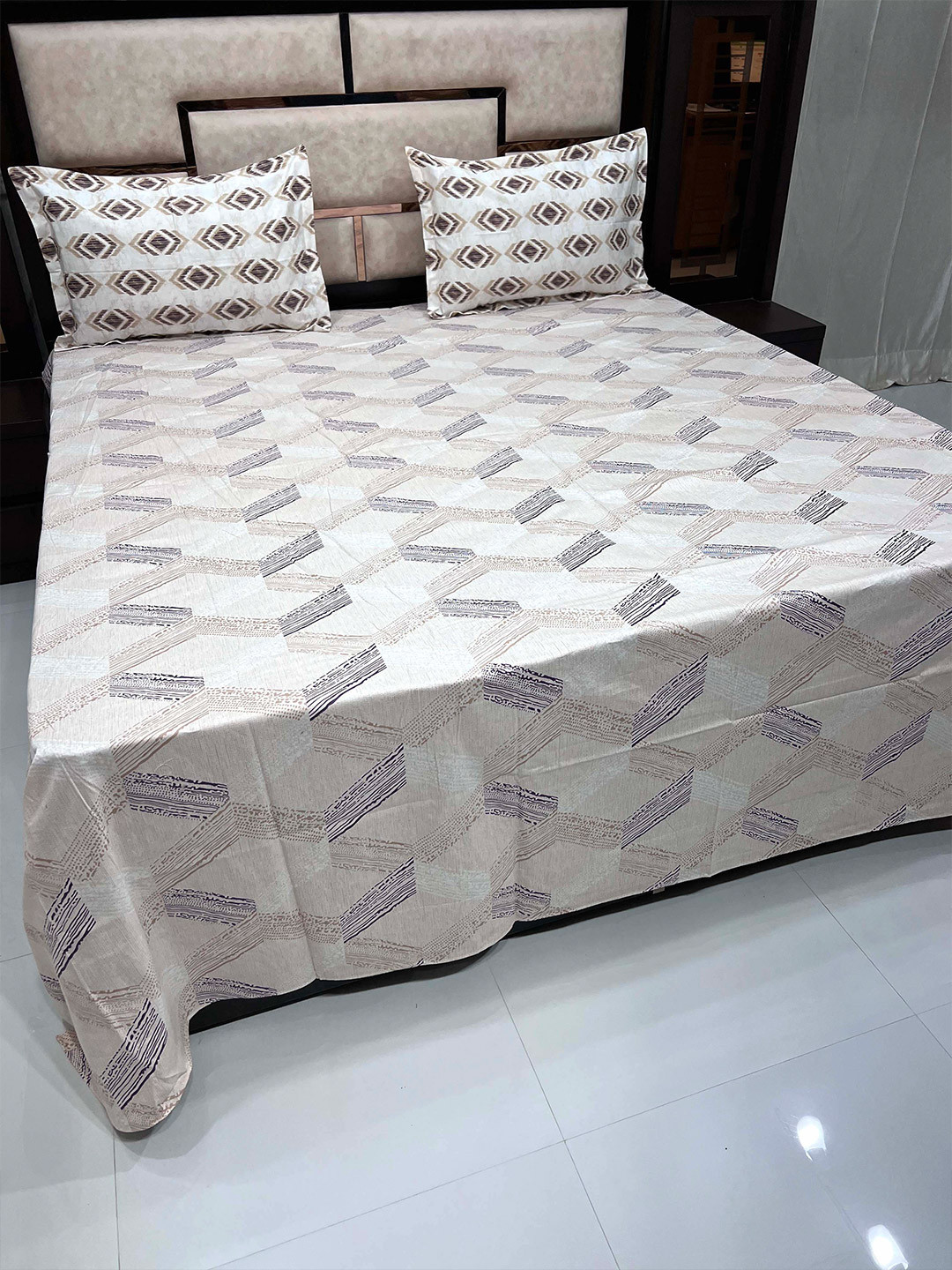 

Pure Decor Cream-Coloured & Purple Geometric 400 TC King Bedsheet with 2 Pillow Covers