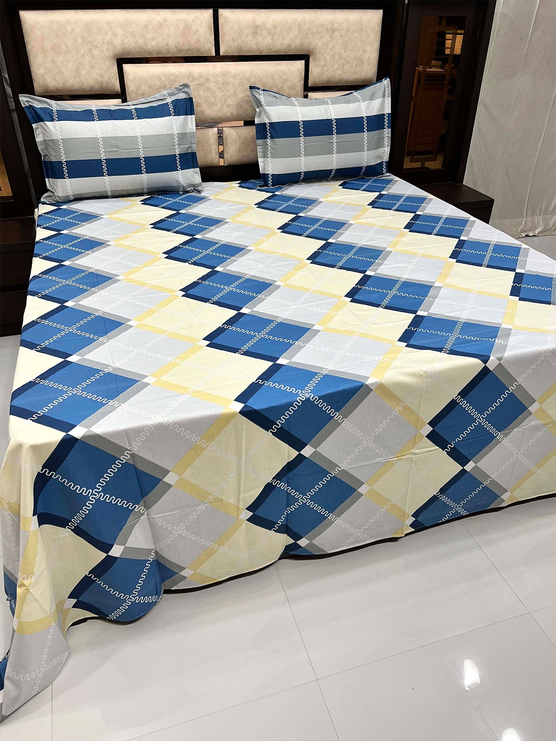 

Pure Decor Blue & White Geometric 400 TC King Bedsheet with 2 Pillow Covers