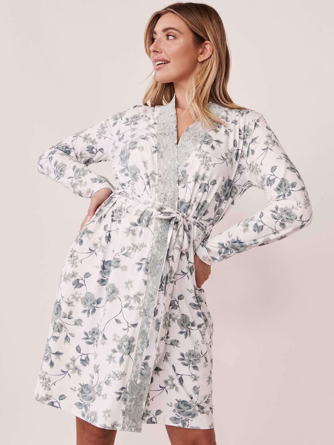 

La Vie en Rose Women White Printed Robe