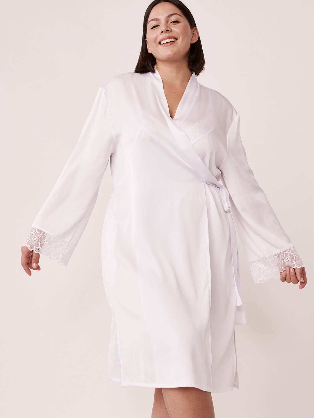 

La Vie en Rose Women White Satin and Lace Kimono