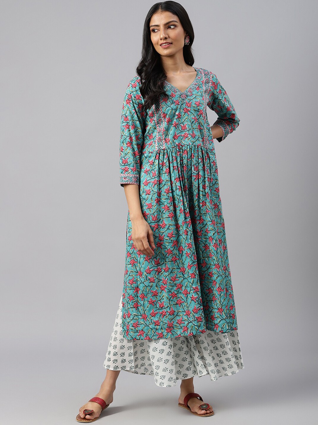 

SHRINKHLA Women Green Floral Printed V-Neck Kurta