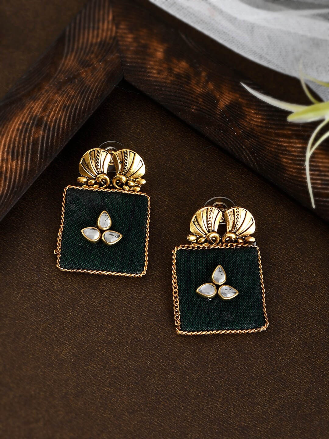 

Shoshaa Green Contemporary Handcrafted Kundan Studs Earrings