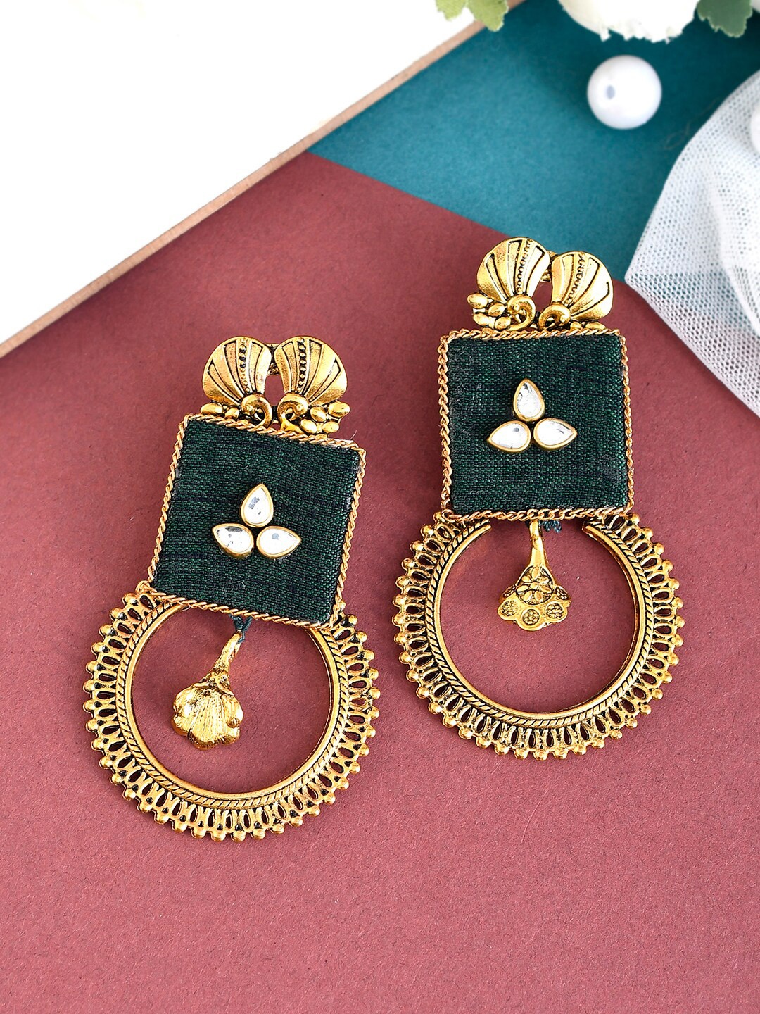 

Shoshaa Women Green Gold-Plated Contemporary Kundan Drop Earrings