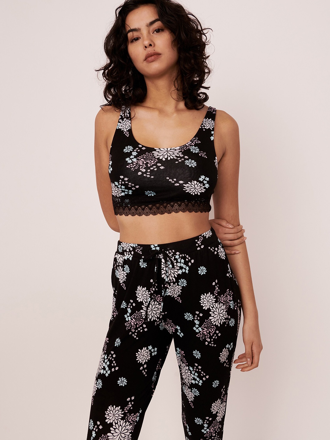 

La Vie en Rose Women Lace Trim Crop Camisole, Black