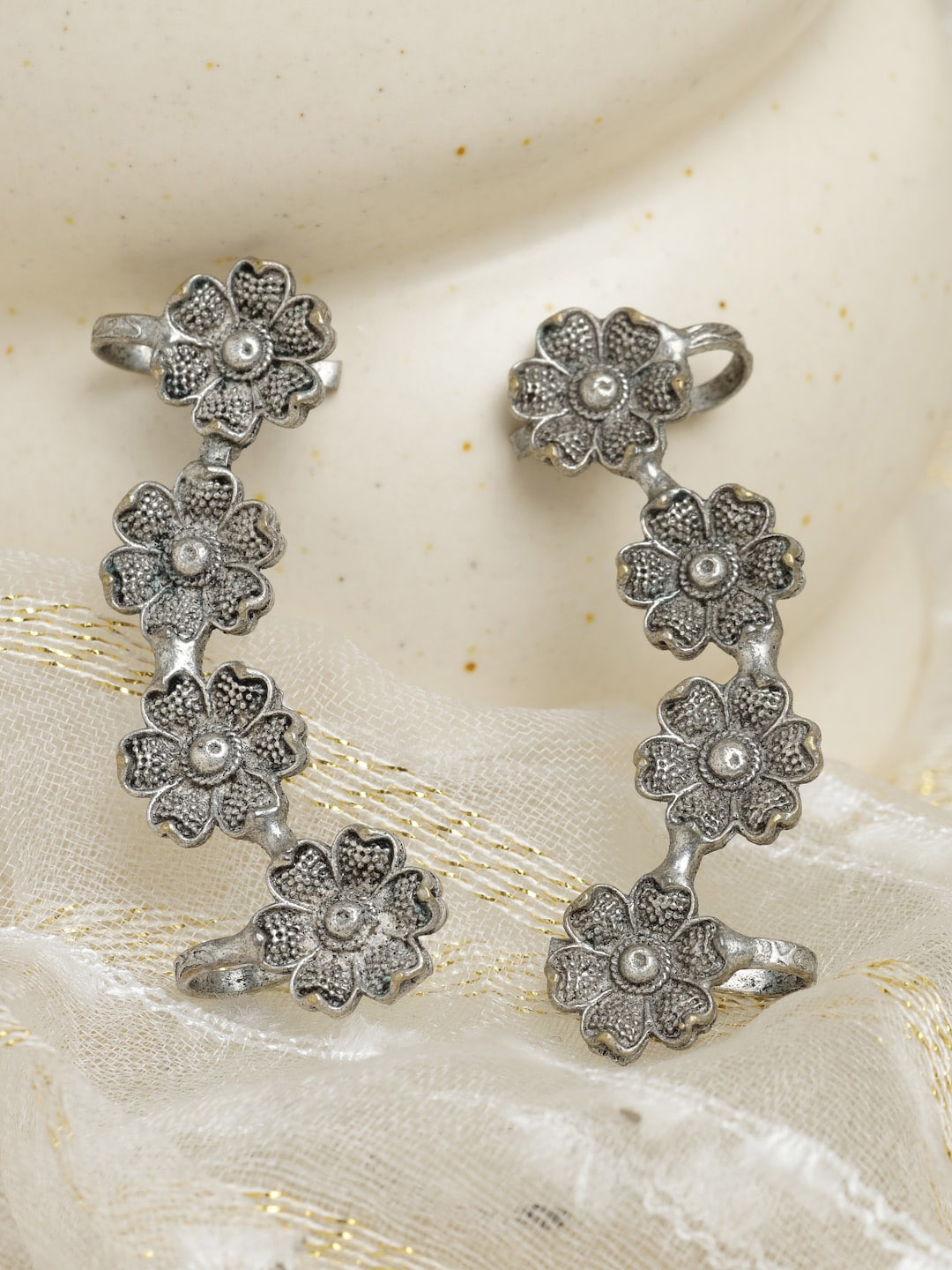 

Moedbuille Silver-Toned Silver Plated Floral Ear Cuff Earrings