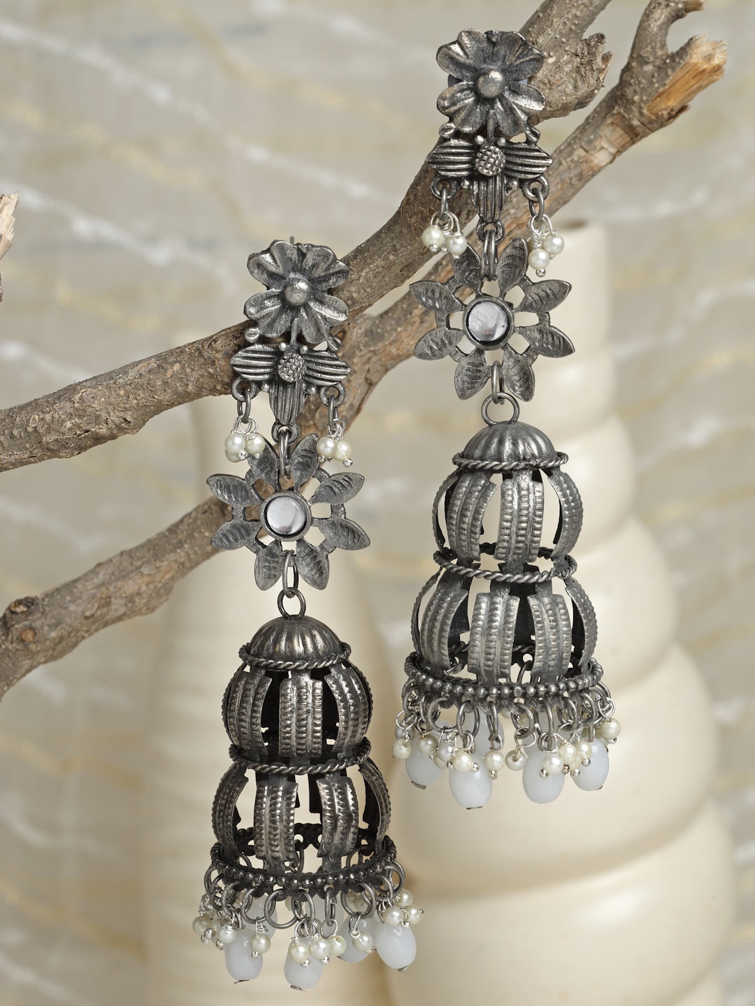 

Moedbuille Gunmetal-Toned & Silver-Plated Dome Shaped Jhumkas Earrings, Metallic