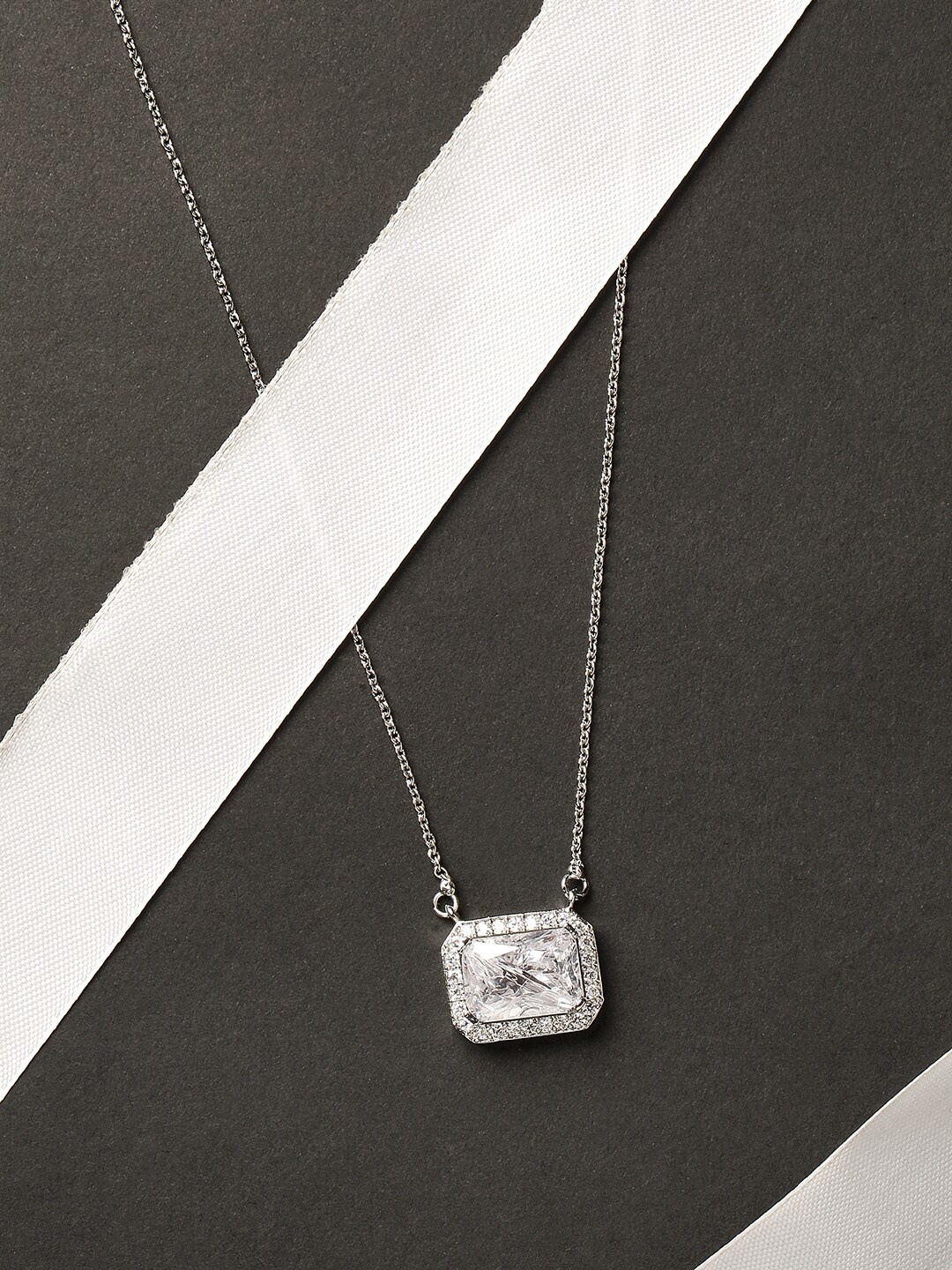 

HOT AND BOLD Silver-Toned & White Brass Silver-Plated Oxidised Chain