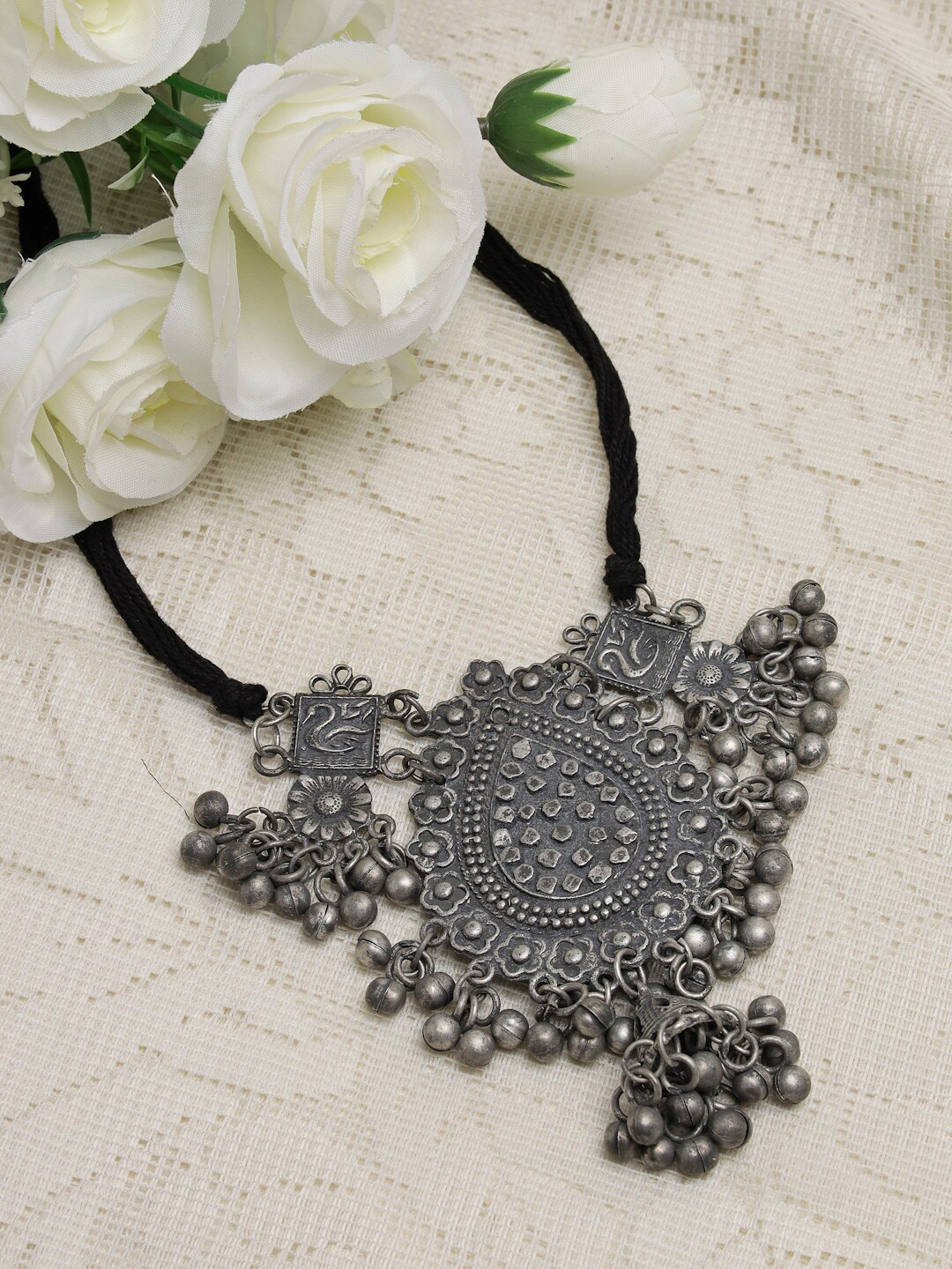 

Moedbuille Silver-Toned & Black Brass Silver-Plated Choker Necklace