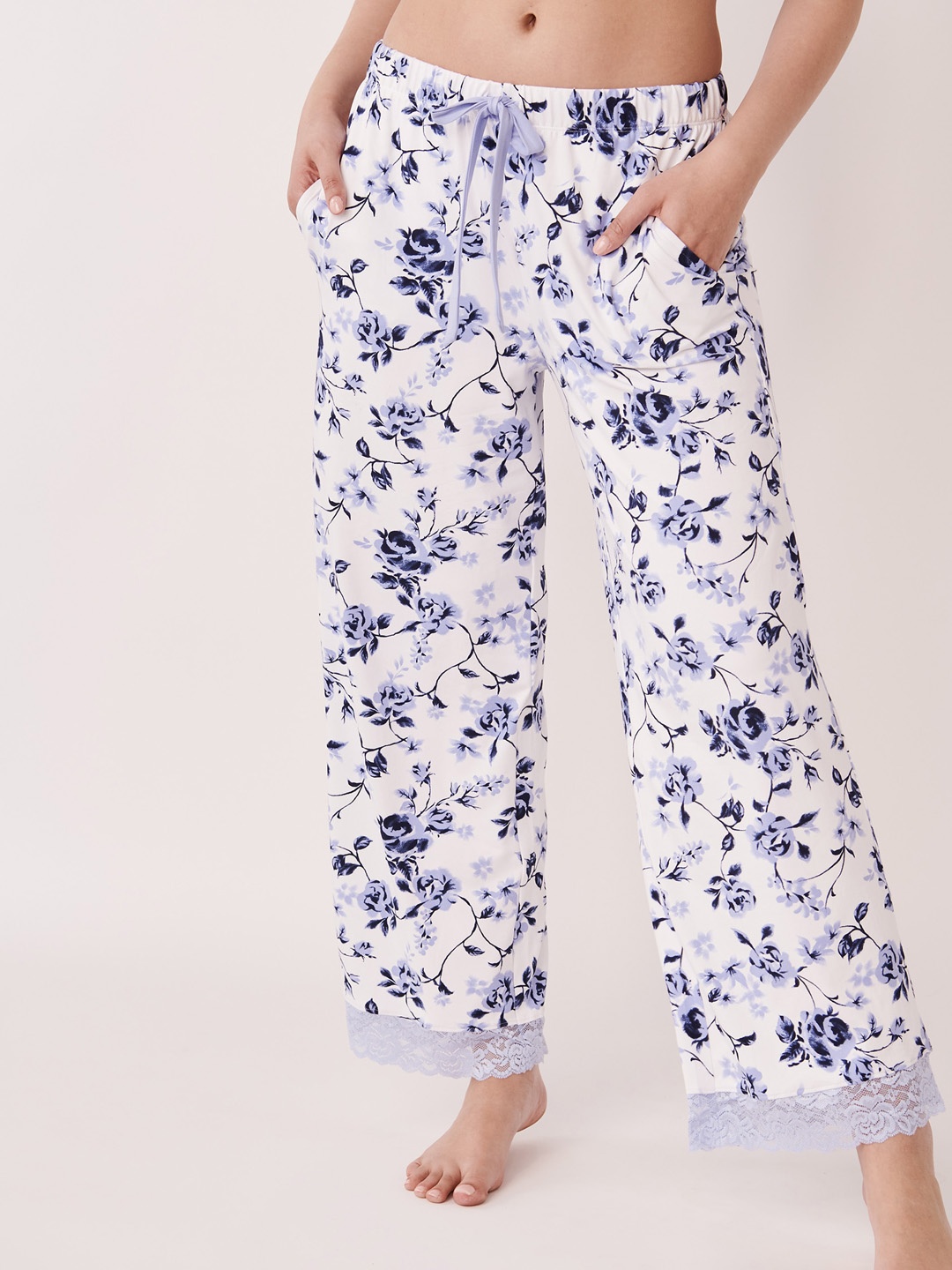 

La Vie en Rose Women White & Blue Floral-Printed Lounge Pants