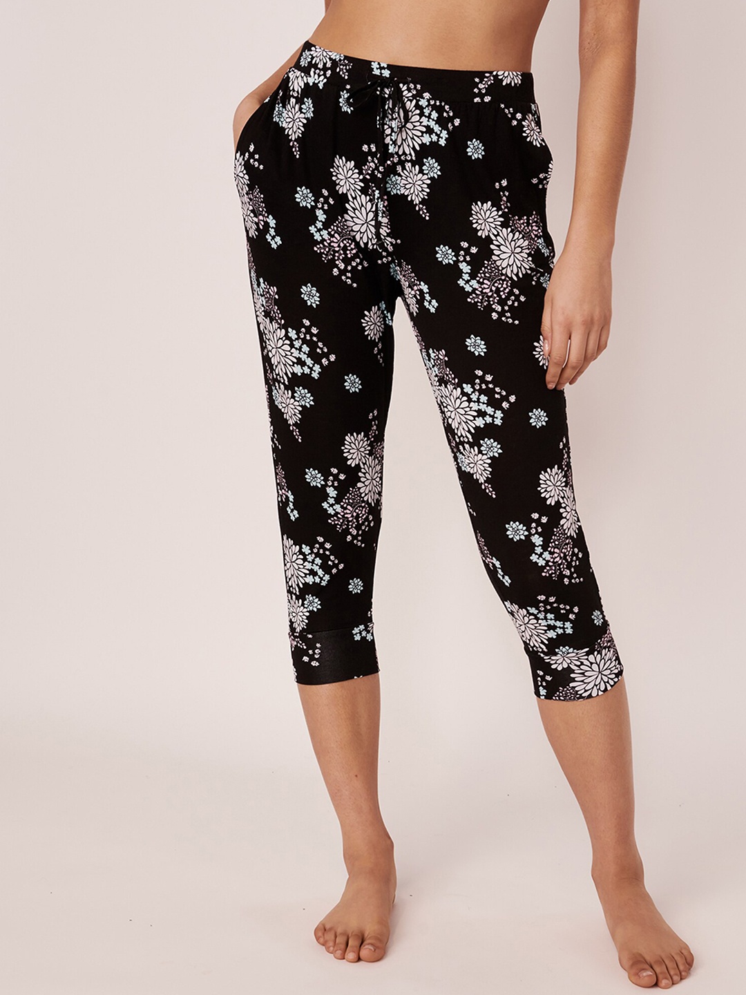 

La Vie en Rose Women Black Printed Capri Pants