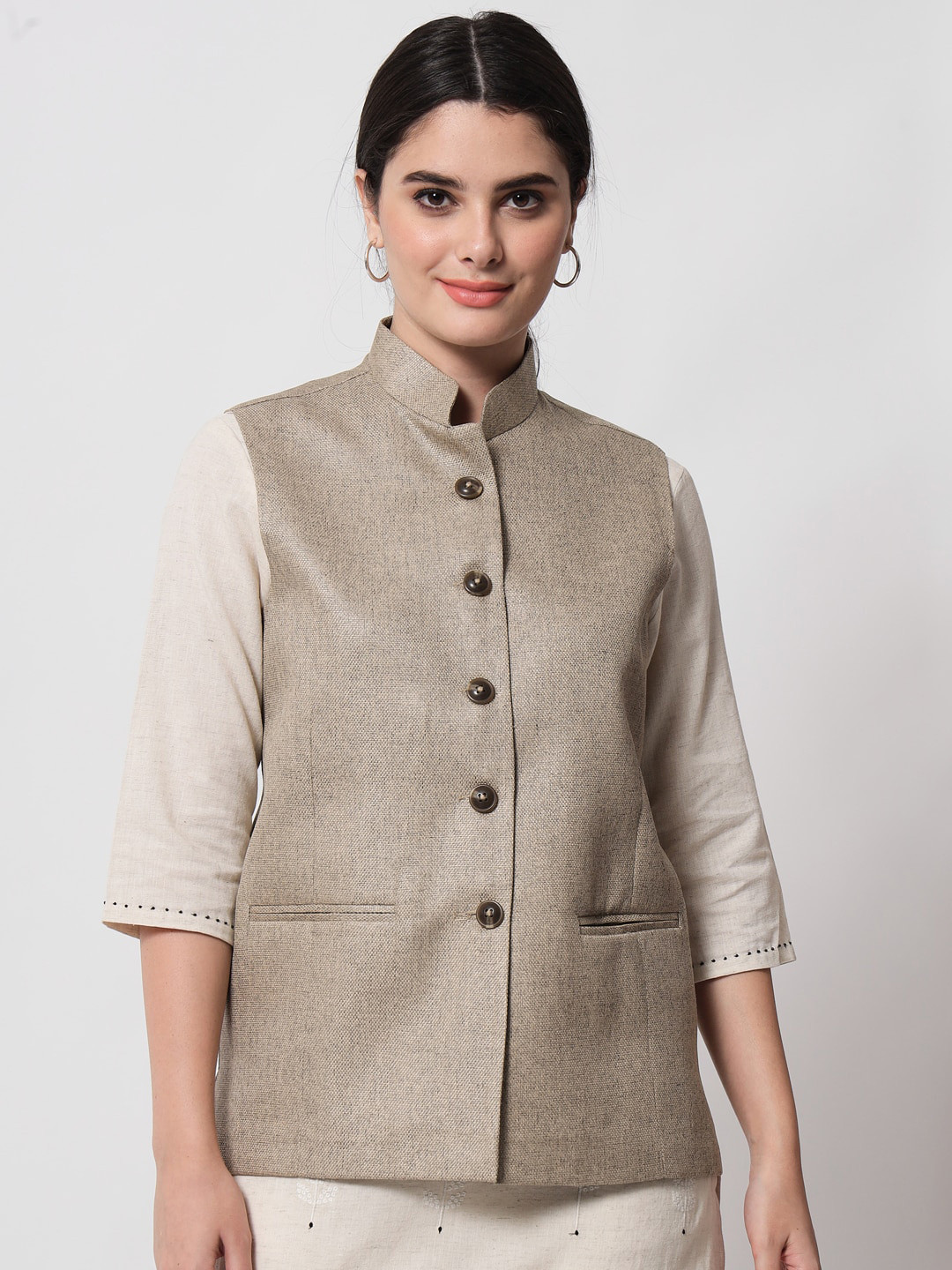 

Vastraa Fusion Women Gold-Toned Nehru Jacket