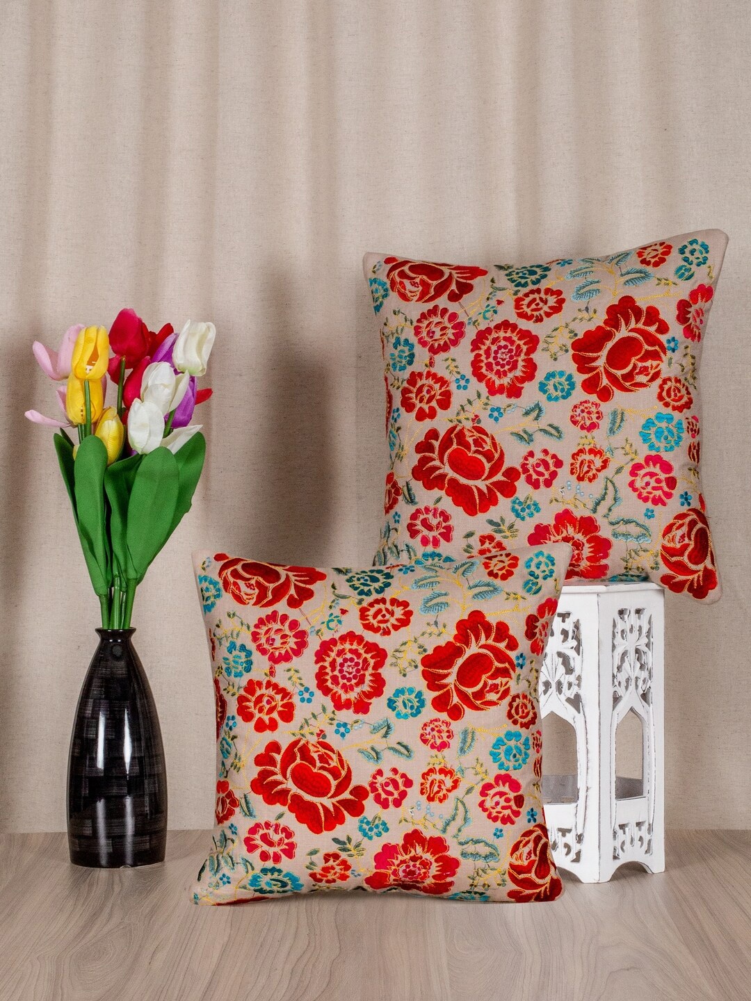 

SHADES of LIFE Set of 2 Beige & Red Floral Square Cushion Covers