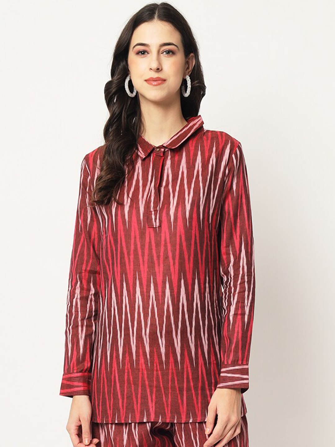 

Vastraa Fusion Ikkat Printed Roll-Up Sleeves Top With Trousers, Maroon