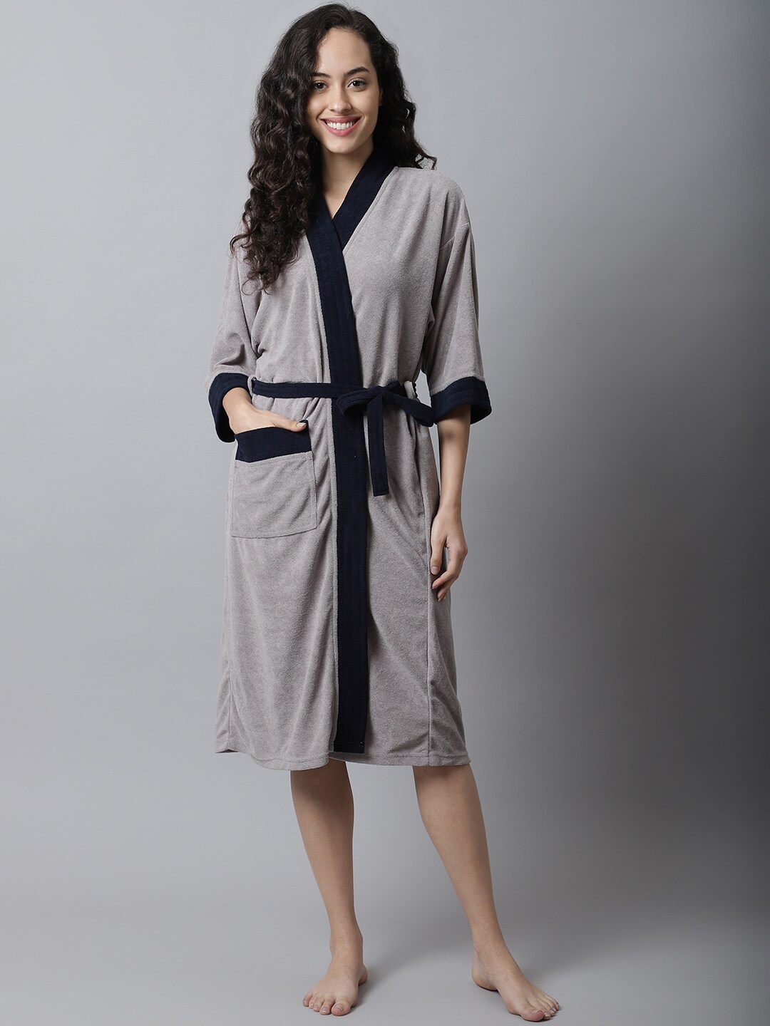 

ELEVANTO Women Grey & Navy Blue Solid Bath Robe