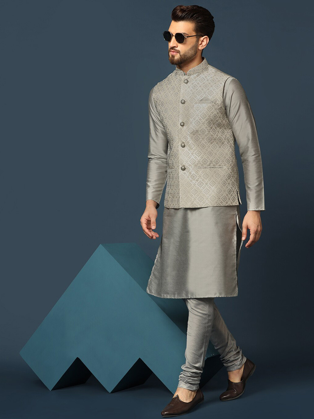 KISAH Men Textured Regular Fit Ethnic Motifs Kurta Jacket Churidar Set