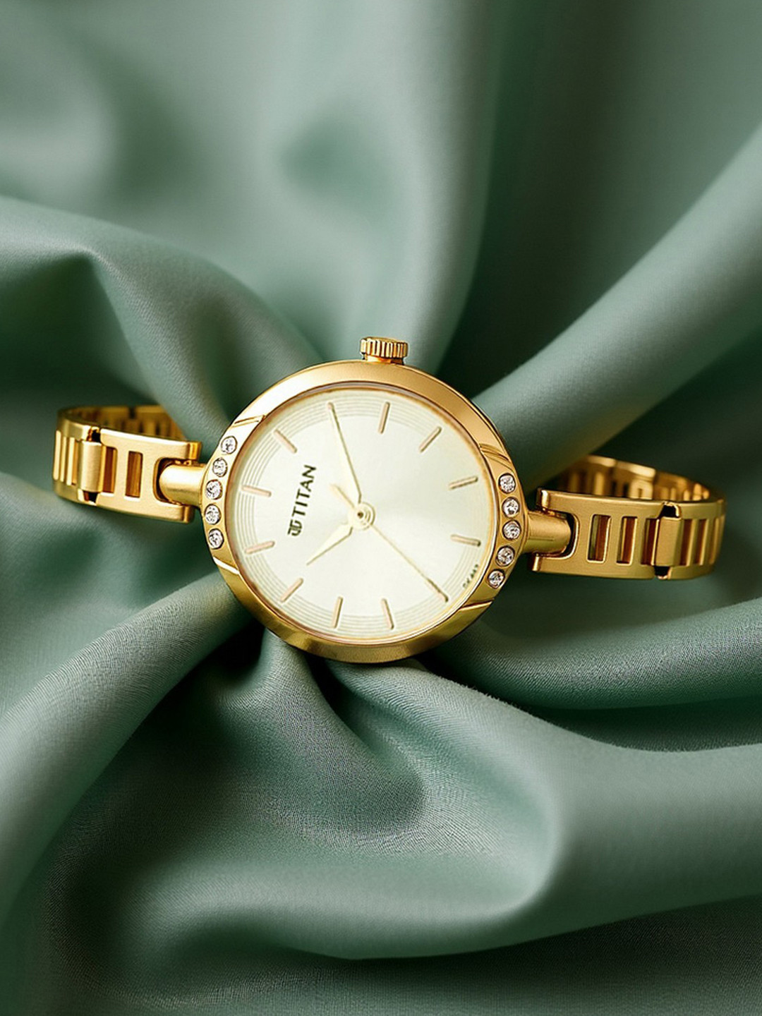 Titan Karishma Quartz Analog With Champagne Dial Watch For Women - Nt2637ym01