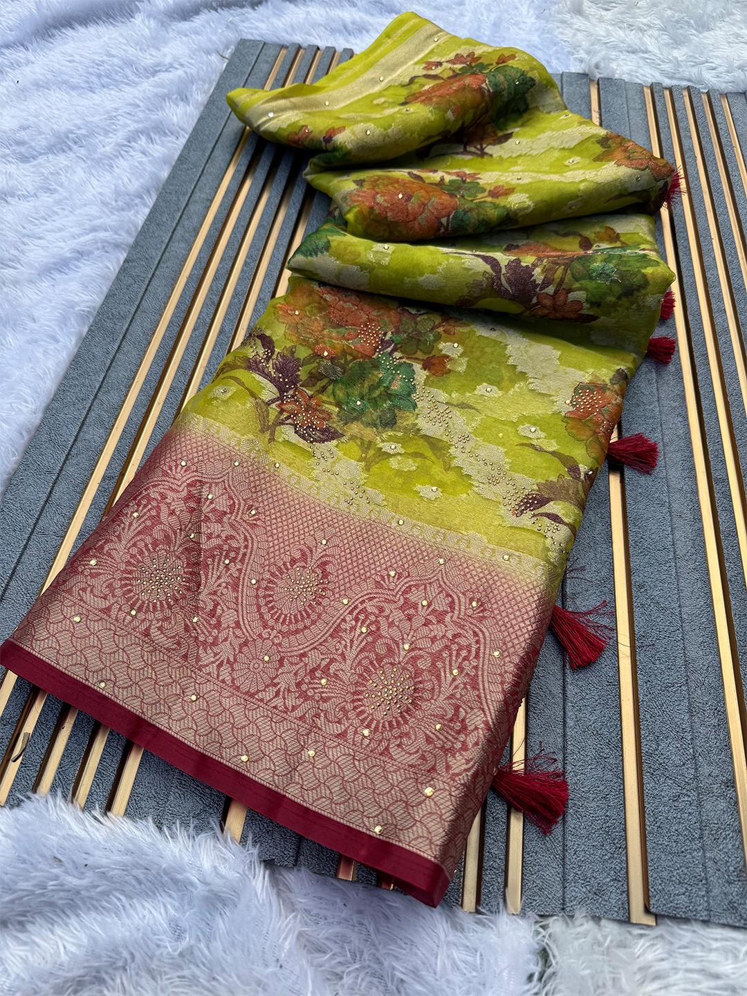 

DIVASTRI Floral Beads and Stones Banarasi Saree, Green
