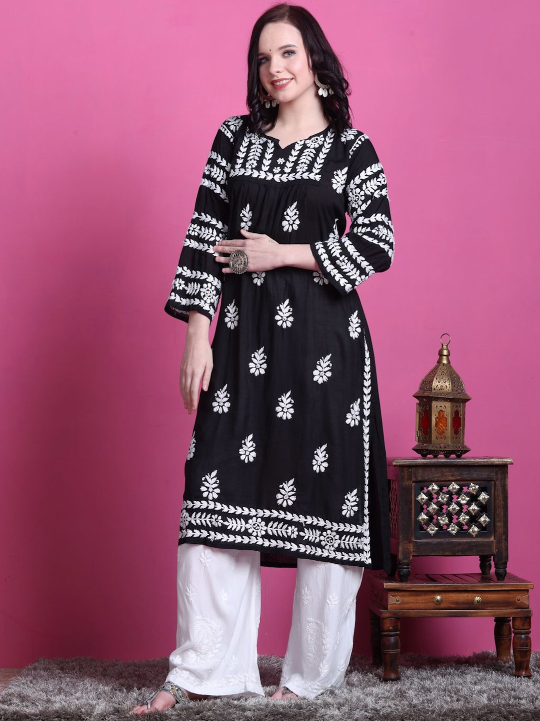 

KHAKA Floral Embroidered Notch Neck Chikankari Kurta, Black