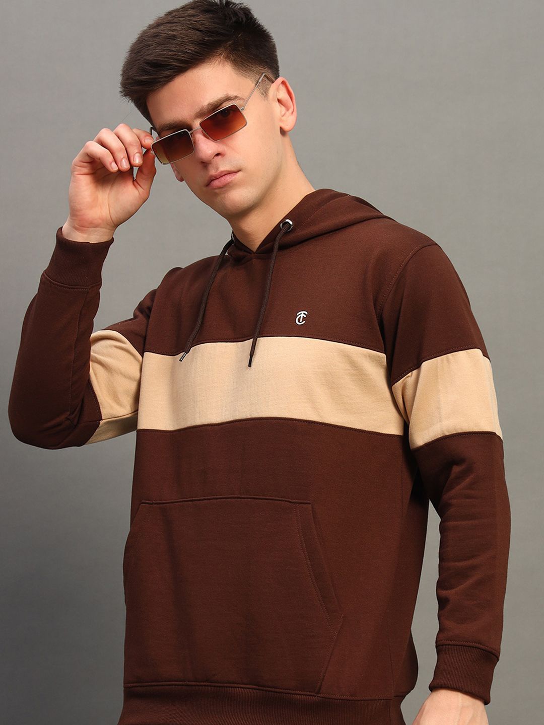 

THE CASUALS Men Colourblocked Hooded Sweatshirt, Brown