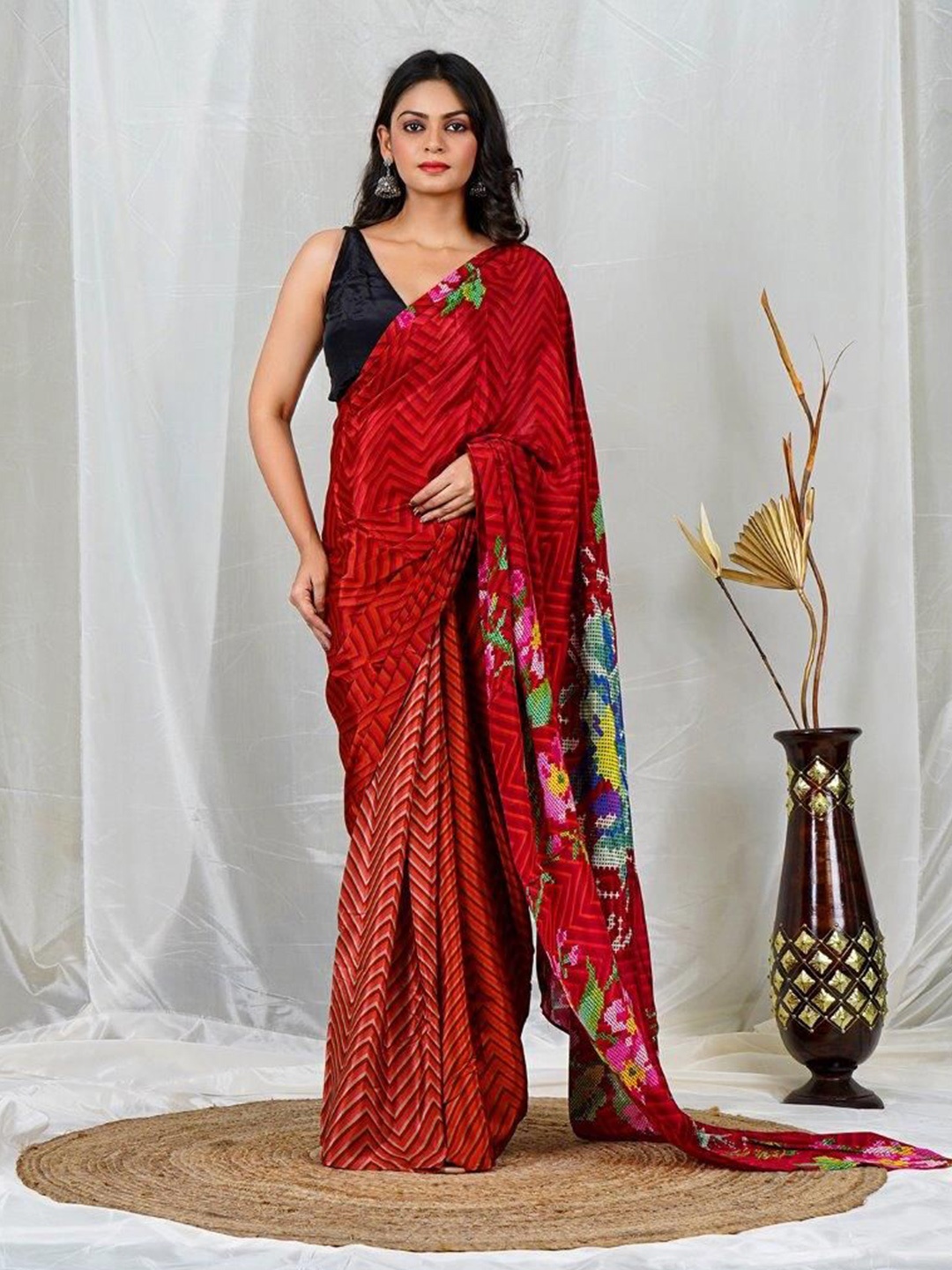 

EARTH O FAB Floral Pure Crepe Saree, Red