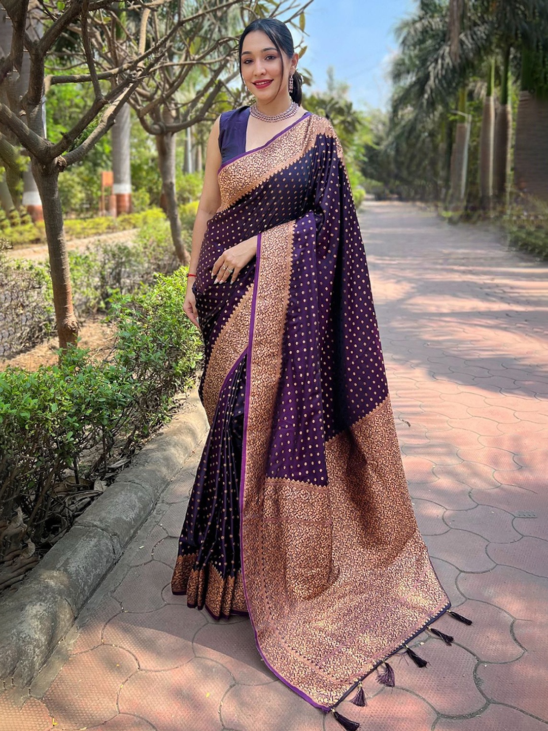 

DIVASTRI Ethnic Motifs Woven Design Zari Banarasi Saree, Purple