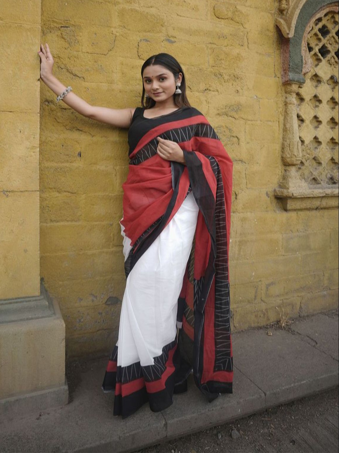 

arunima weaves Colourblocked Pure Cotton Khadi Saree, White